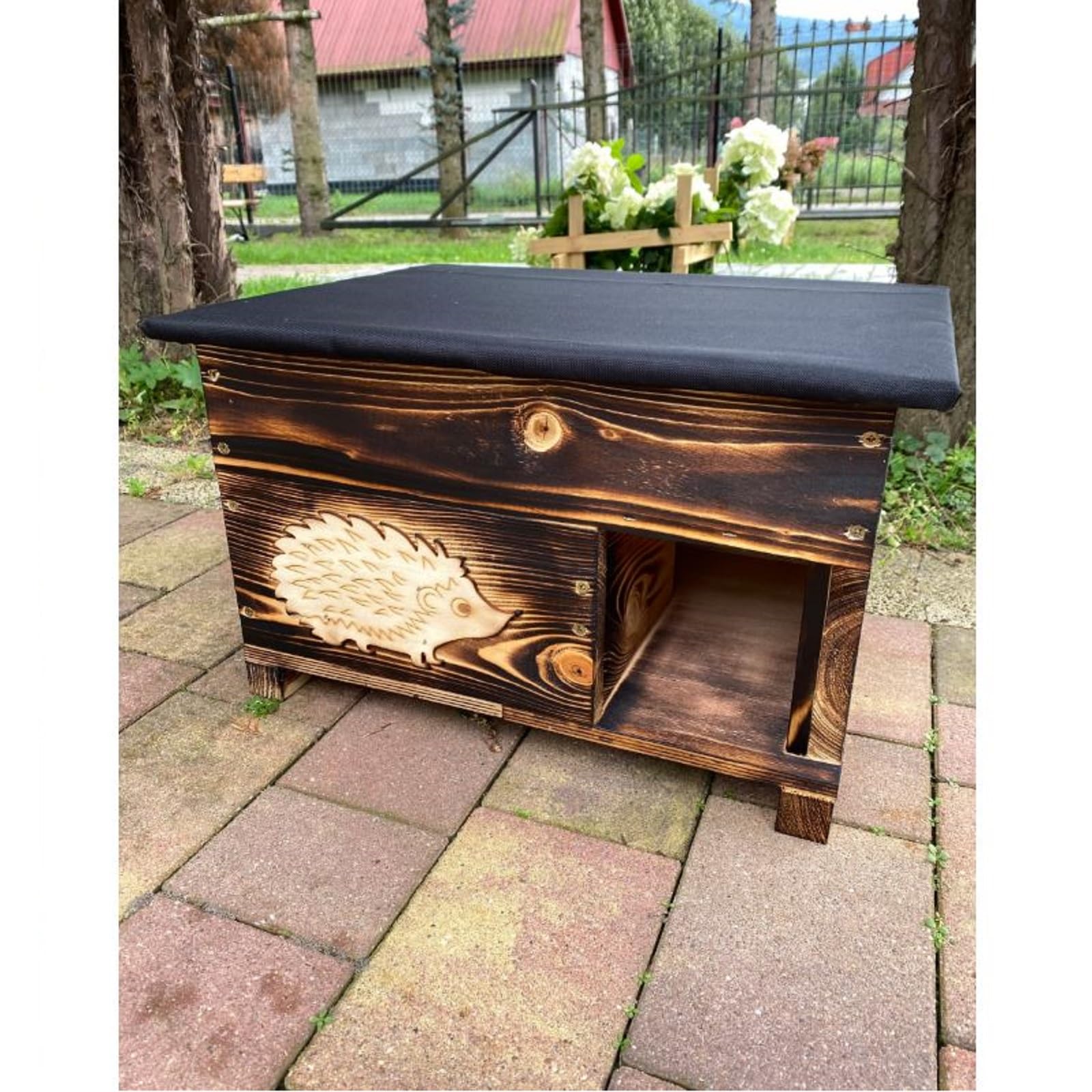 QLS Igelhaus aus Holz 50 x 40 x 30 cm mit abnehmbarem Dach Geflammt | Zweikammer-System bietet geschützten Rückzugsort für Igel, wetterfeste Konstruktion mit wasserdichtem Dach, leichte Reinigung