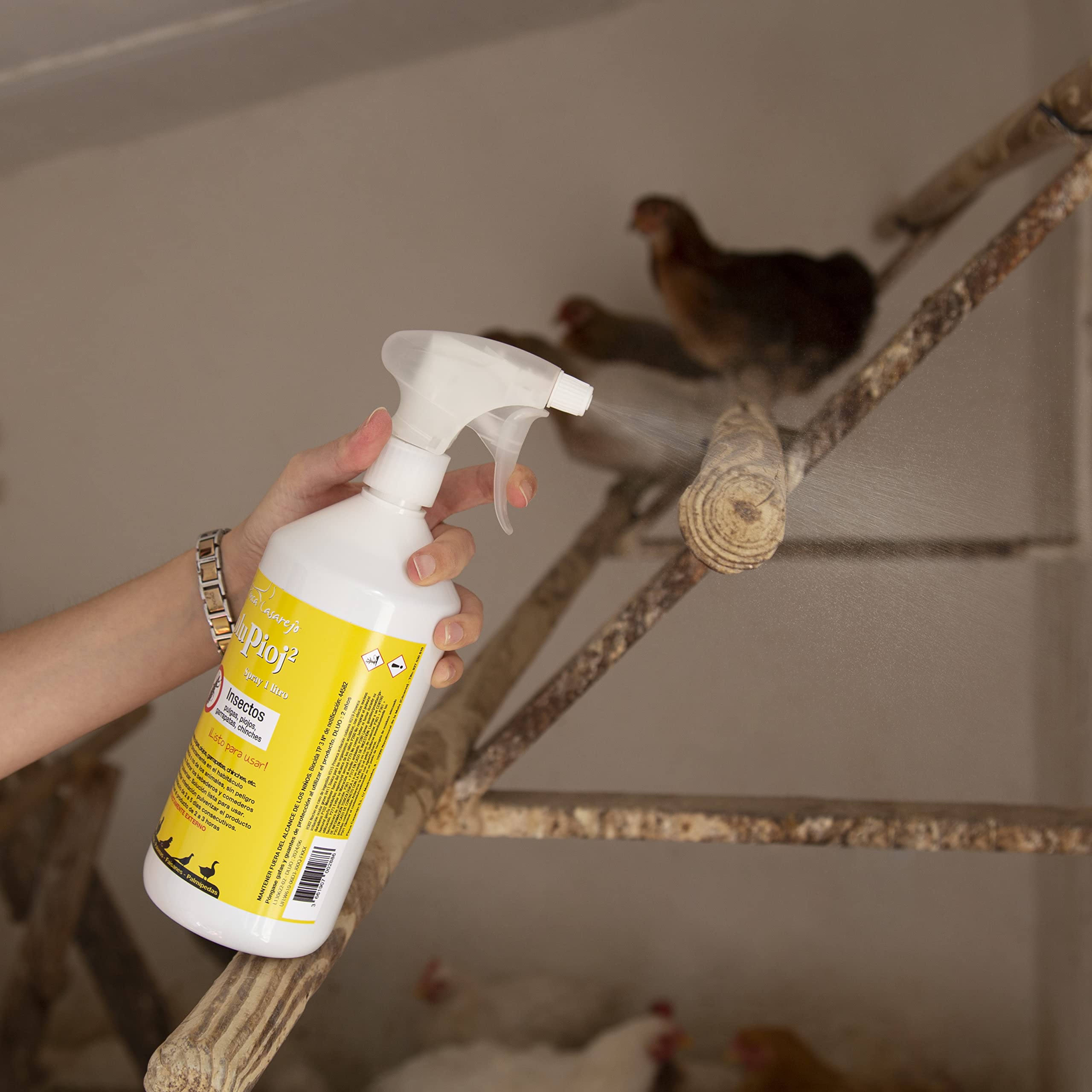 Solupioj Spray (1 litro) - Spray Biodegradable para Eliminar Parásitos como Piojos de Gallinas, Ácaros, Garrapatas, Chinches - Desinsectante para Instalaciones de Animales
