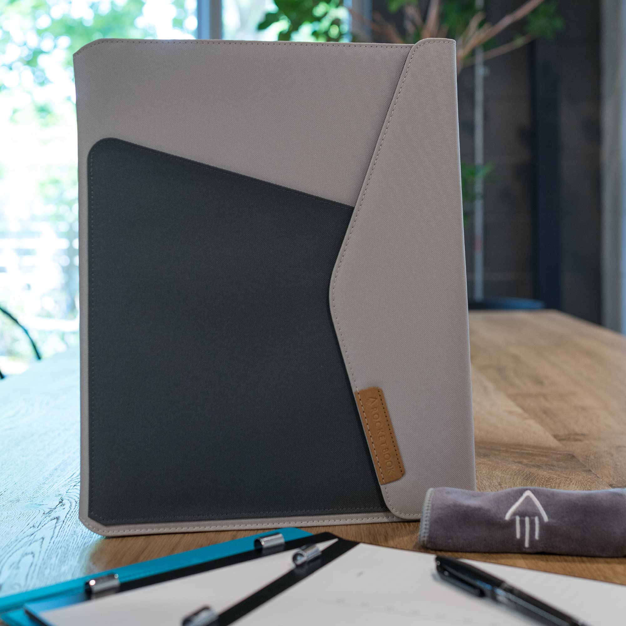 Rocketbook Kapselhülle für Orbitbriefe, 100% recycelbar, mit Stifthalter, Magnetverschluss und Innenaufbewahrung, Grau