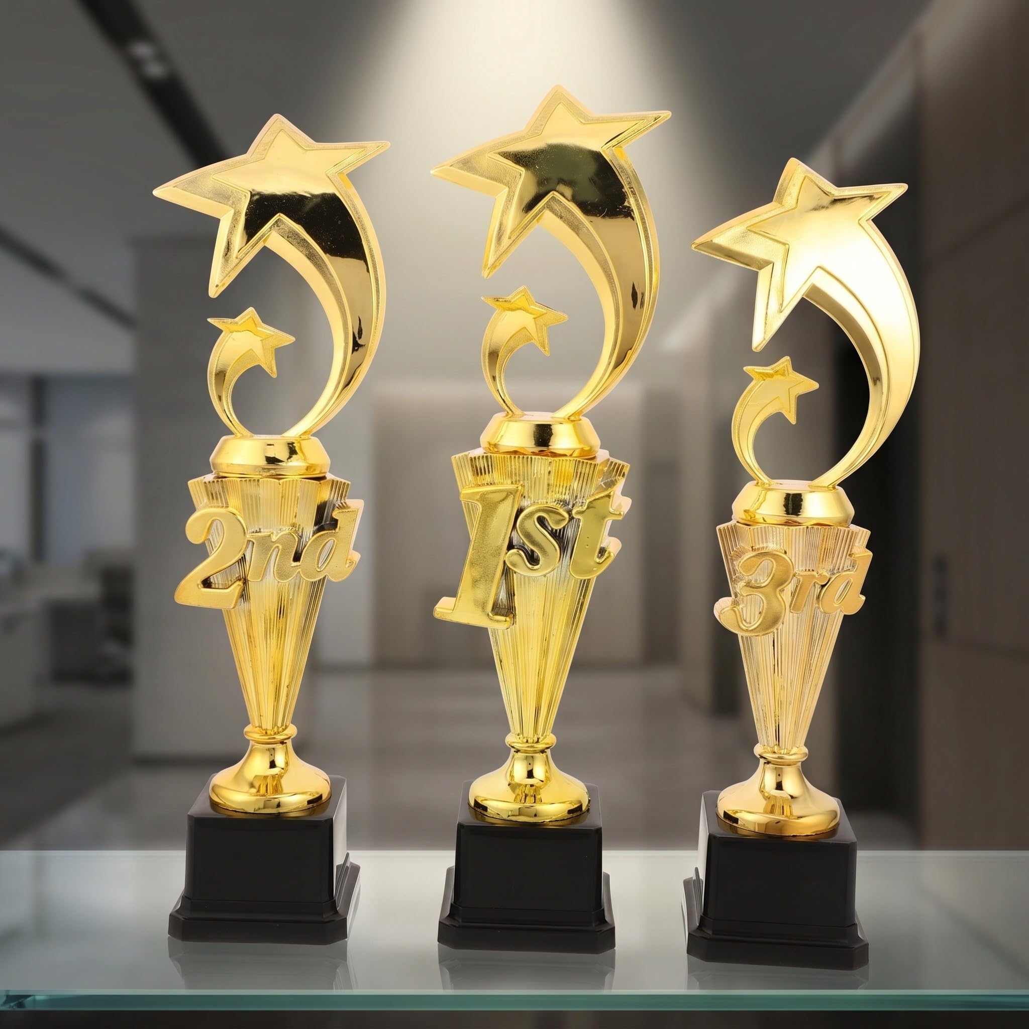 SOLUSTRE 3 Stück Satz aus 3 Vielseitigen Sportpreisen aus Kunststoff in Gold mit Spaßigem Design für Sportbegeisterte und Siegerehrungen und Wettkämpfen