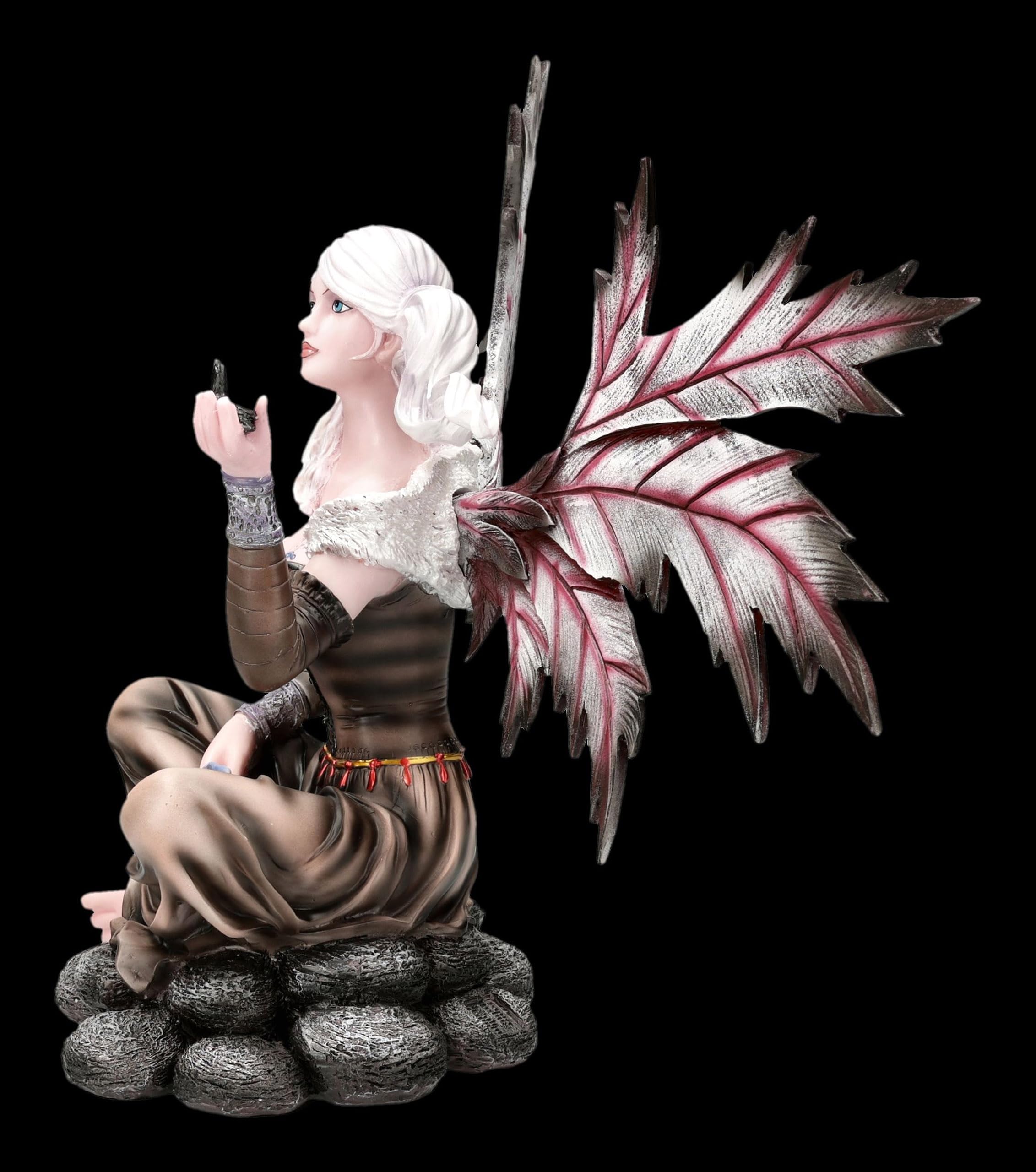 Figuren Shop GmbH Elfenfigur – Elaris, Schattenfee der Erde – handbemalte Fantasy-Deko (33 cm) – Tales of Aurelion Collection – Geschenkidee für Erdzeichen & Naturfreunde