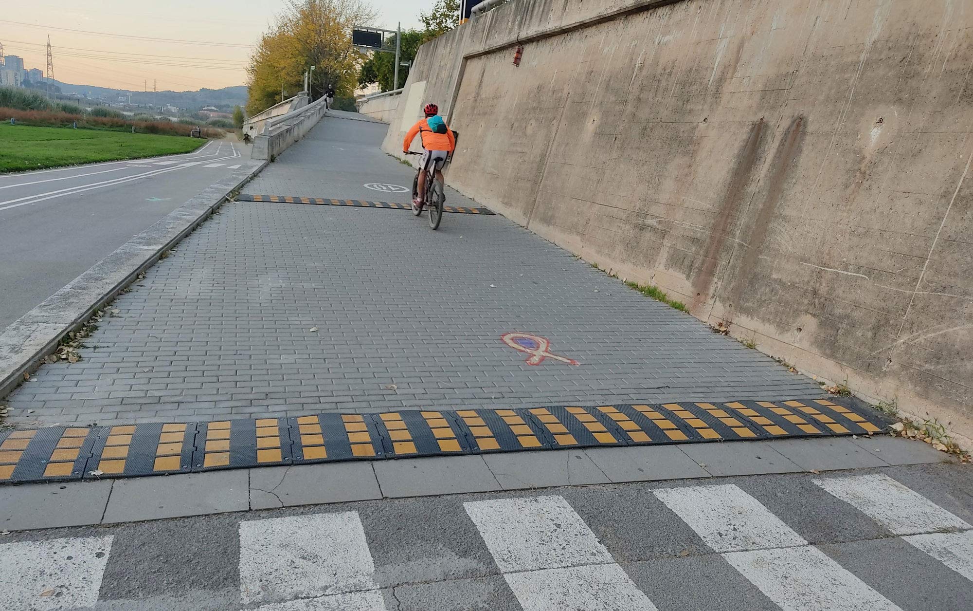 ADO - Kit de 3 bandas reductoras de velocidad de caucho 600x470x 30mm. Badén reductor de velocidad de calle.Incluye tornillería