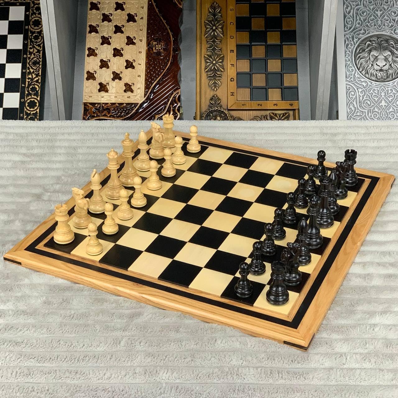 Set di scacchi Elite in rovere: grande scacchiera fissa da 56 cm (22") con pesi nelle figure in legno, misure da torneo, finitura opaca premium, design di lusso realizzato a mano