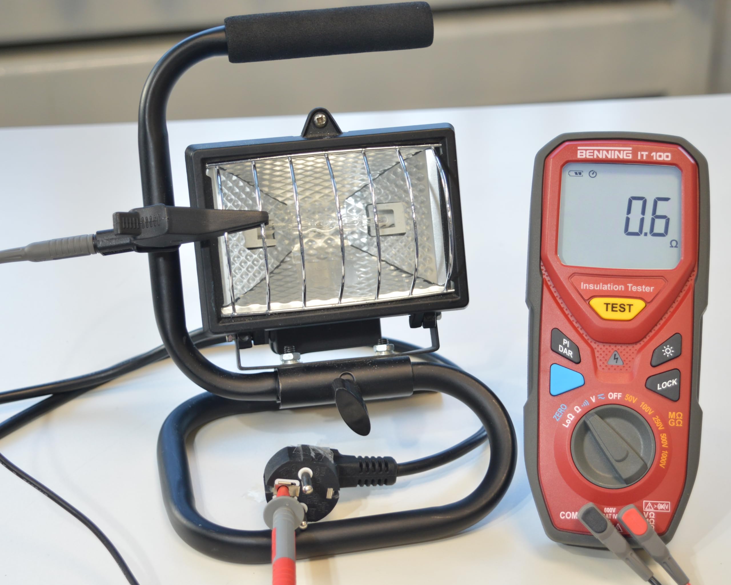 Benning IT 100 44107 - Medidor de aislamiento y resistencia (para mediciones de aislamiento/baja ohmio, máx. voltaje CC 600 V)