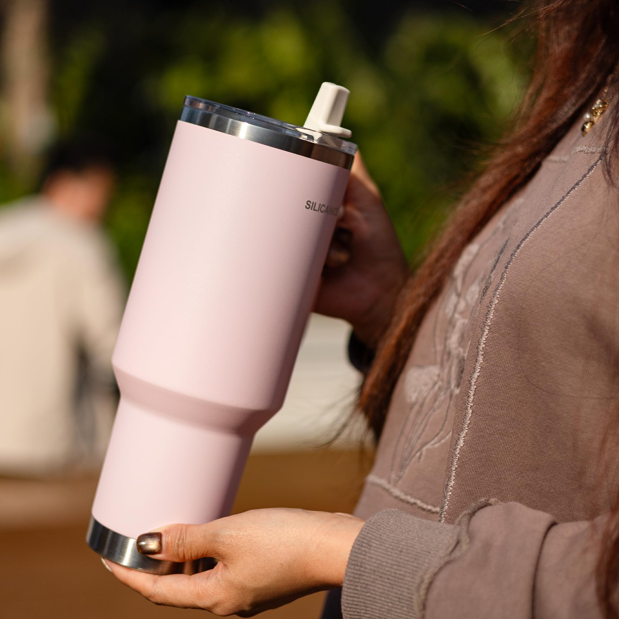 Isolierter Becher mit Klapp-Trinkhalm-Deckel, 1,2 l, 100% auslaufsicher, schnell zu reinigender Vakuum-Edelstahl, BPA-frei, Griff und Becherhalter, 24 Stunden kalt, für Reisen