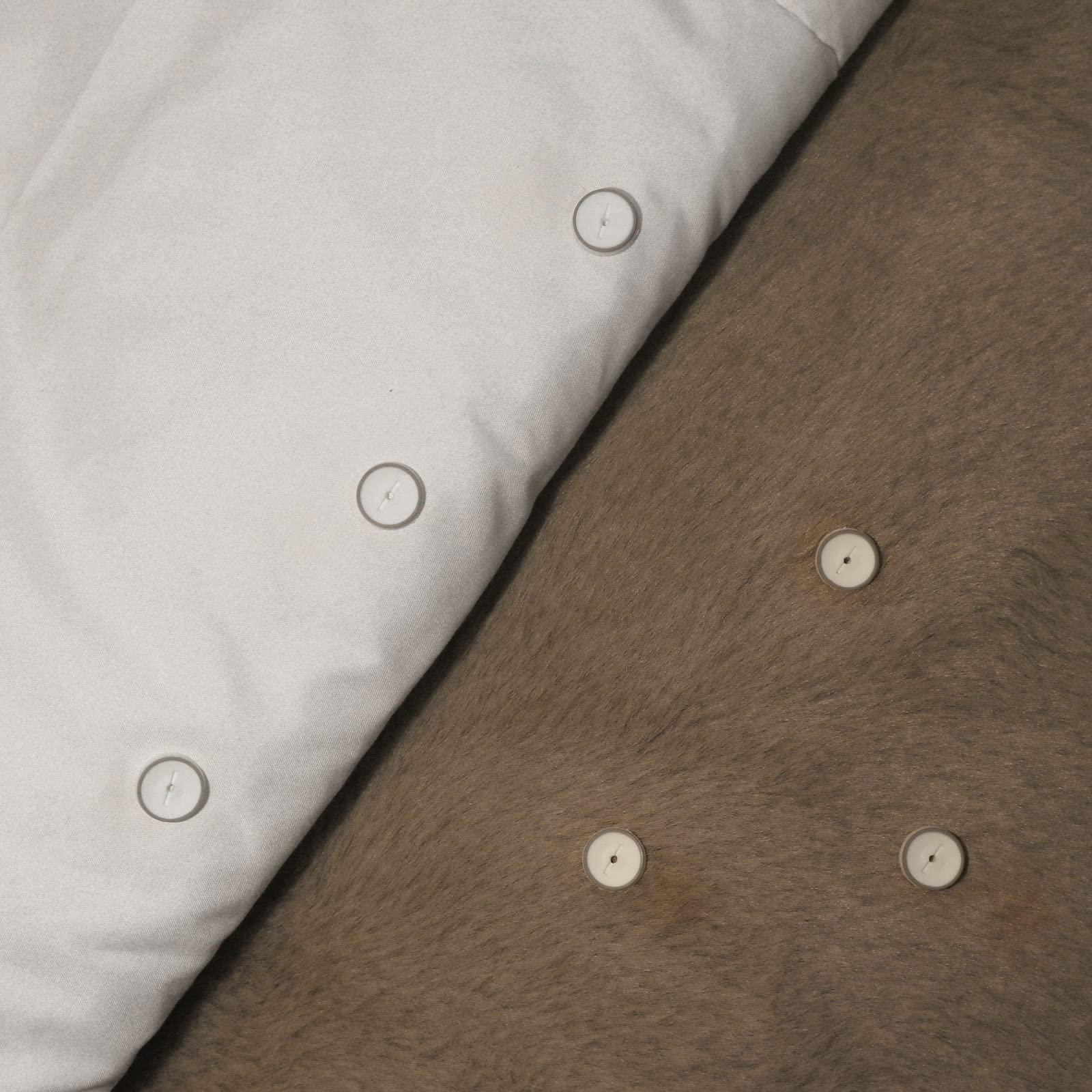 umttery Duvet Clips Gun, Keep Comforter from Shifting Inside Duvet Cover, No Metal Needle, No Bulky Clips/Buttons, No Ironing, No Sewing.