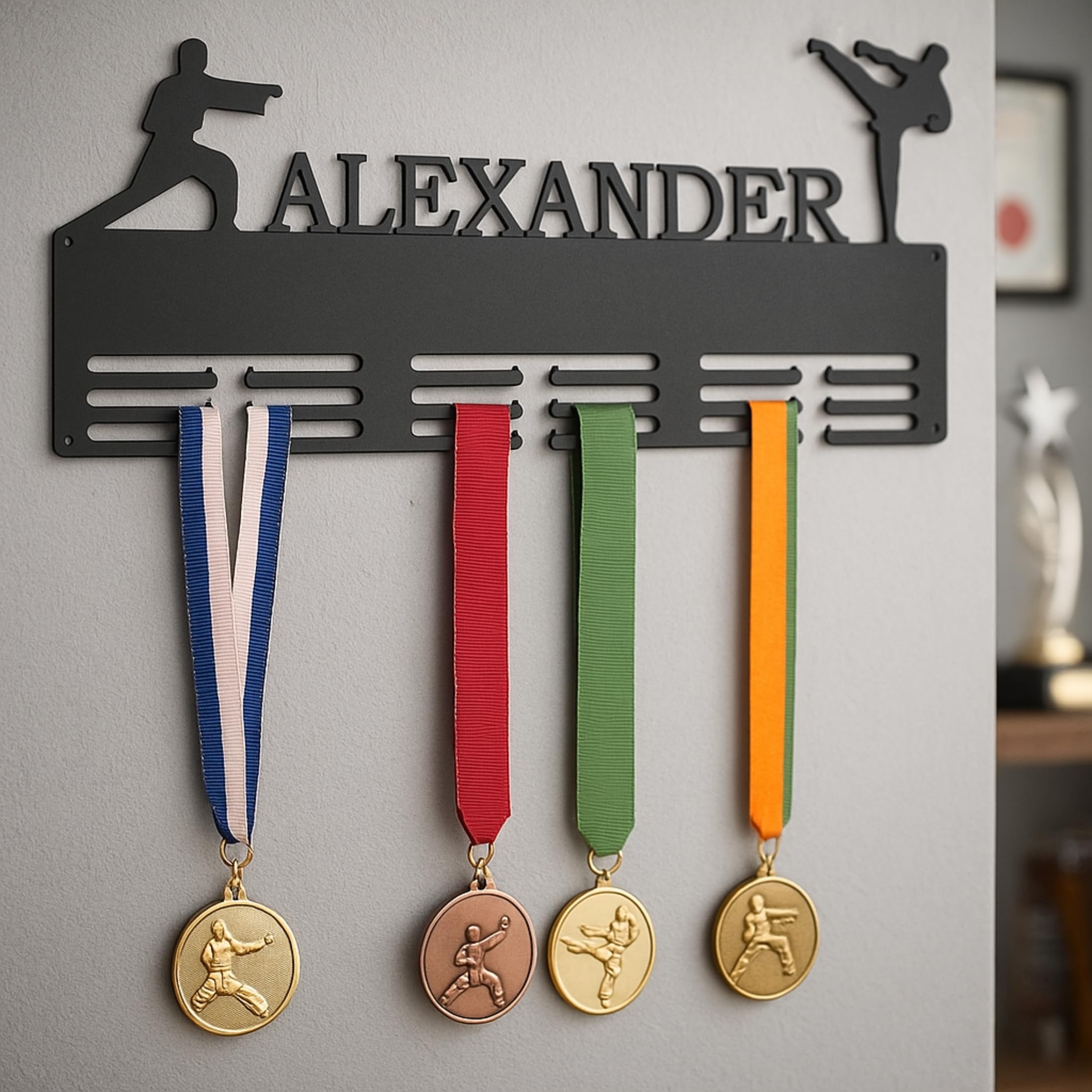 Personalisierter Taekwondo Medaillenhalter mit Name, Geschenk für Sportler, Männer, Frauen, Kinder, Sport Medaillenträger Metall, Medaillen Aufhänger Karate, Wettkampf Medaillenaufhänger Wandhalterung
