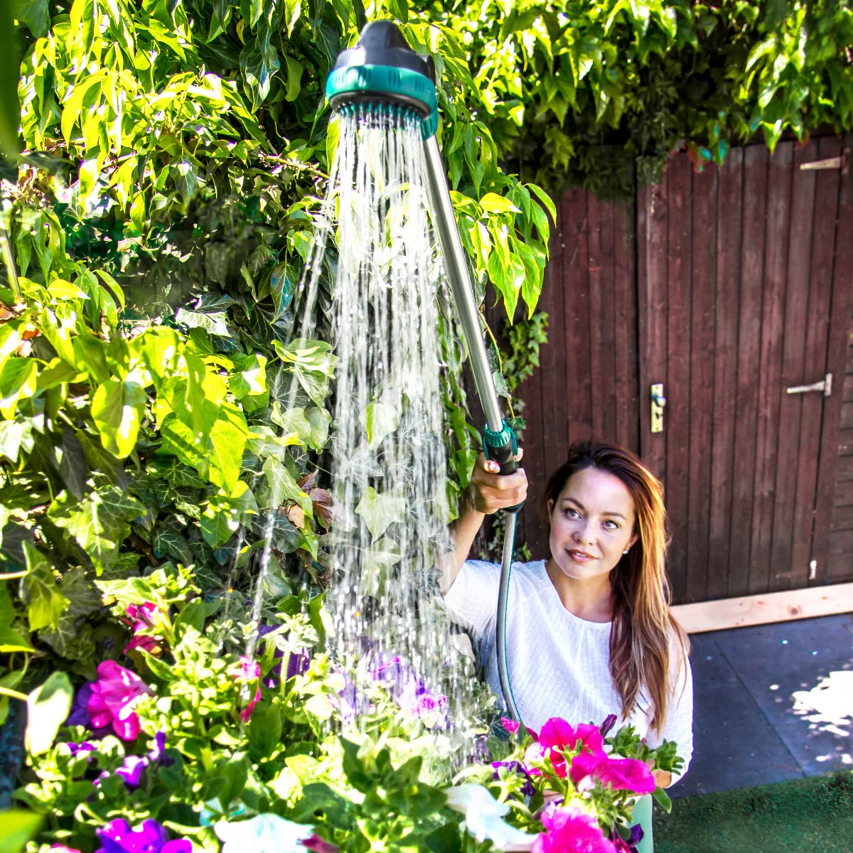 VONROC Gartendusche Außendusche - 1 in 2 Gartenbrause mit Stiel ideal für Garten, Pool, Camping, Terasse oder Sauna - 180 Grad neigbar, 3 Sprühmodi inl. Wandhalterung