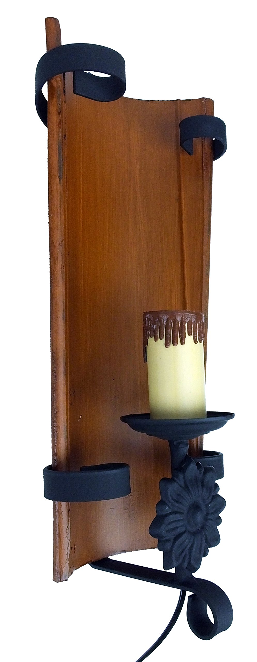Aplique de pared rústico de forja con teja envejecida.