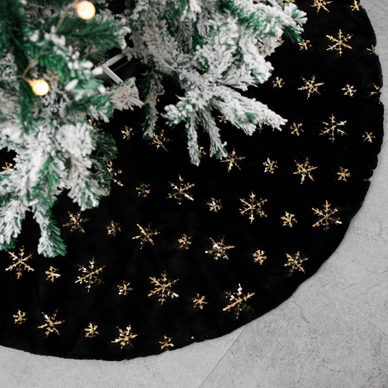 Nero Gonna per Albero di Natale con Fiocchi di Neve Falso Pelliccia Insieme A Paillettes Dorate Tappetino per Albero di Natale per Festa di Vacanza Ornamenti per Interni Ed Esterni,122cm(48inch)