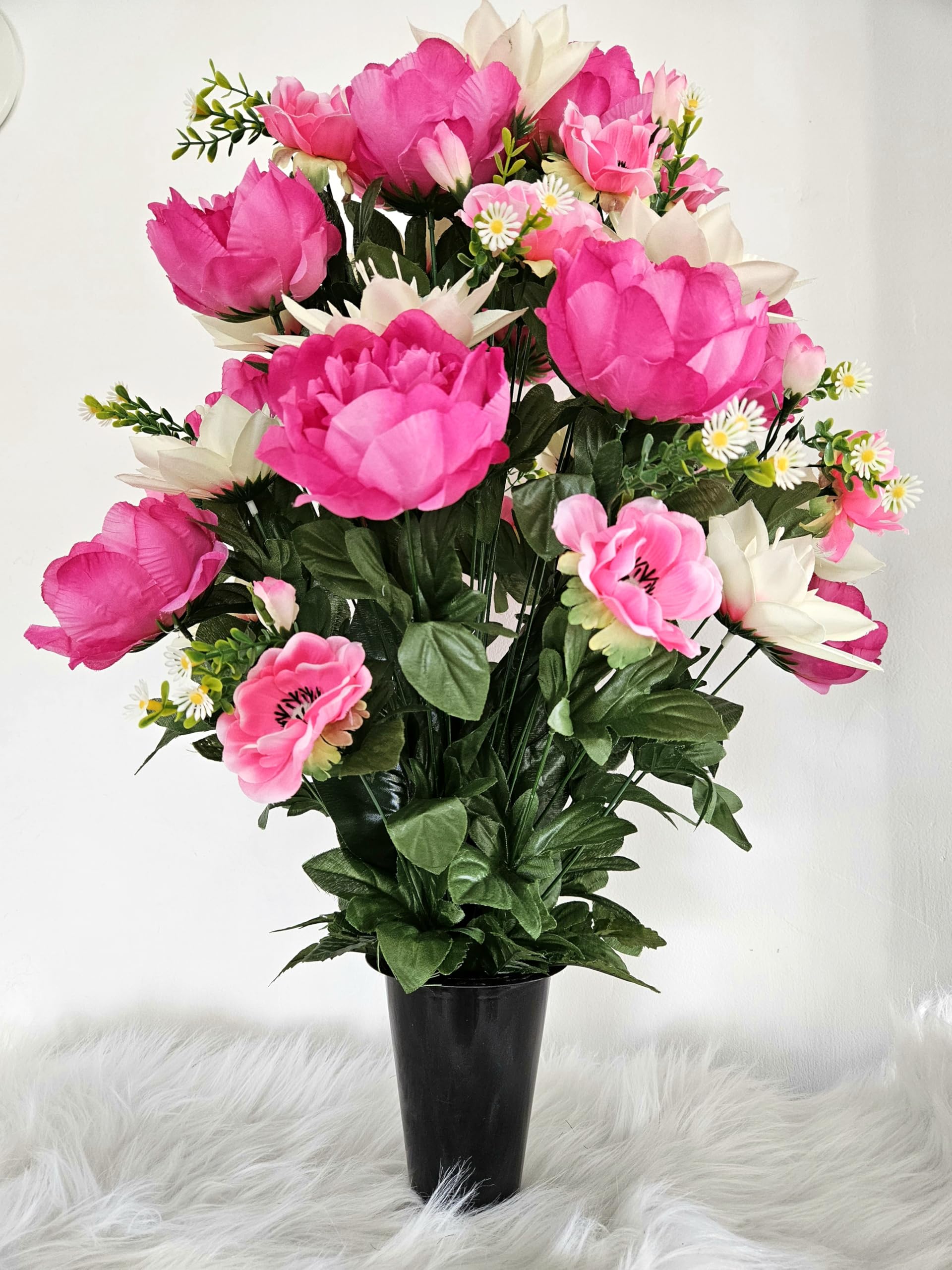 Composition de Fleurs Artificielles en Cône Lesté Ciment pour Une Parfaite Tenue à L' extérieur. Réalisé par Nos Soins Fleurs de qualité.