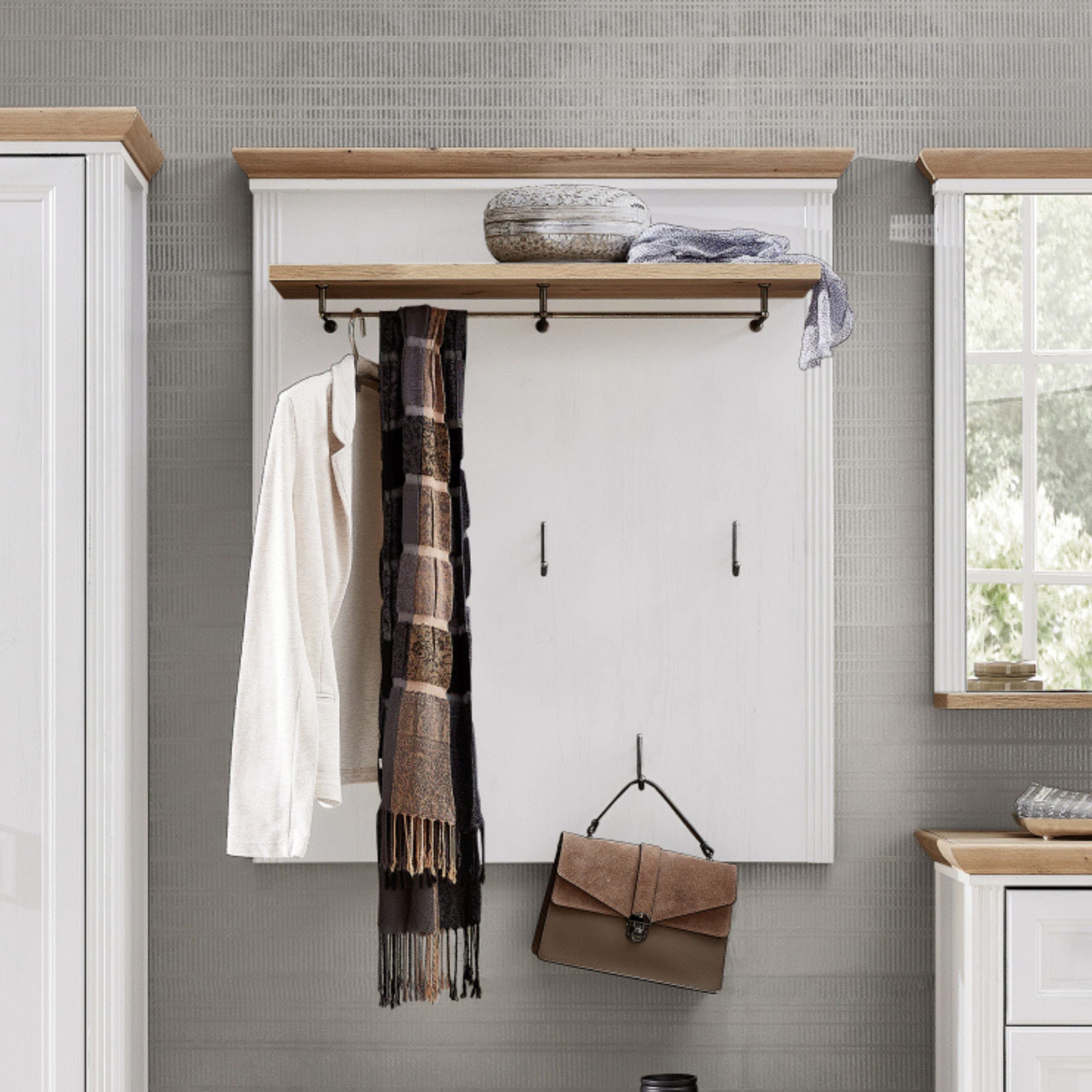 Stella Trading JASMIN Garderobenpaneel in Pinie hell, Artisan Eiche Optik - Landhausstil Hutablage & zuverlässige Wandhaken für Jacken & Taschen - 93 x 107 x 30 cm (B/H/T)