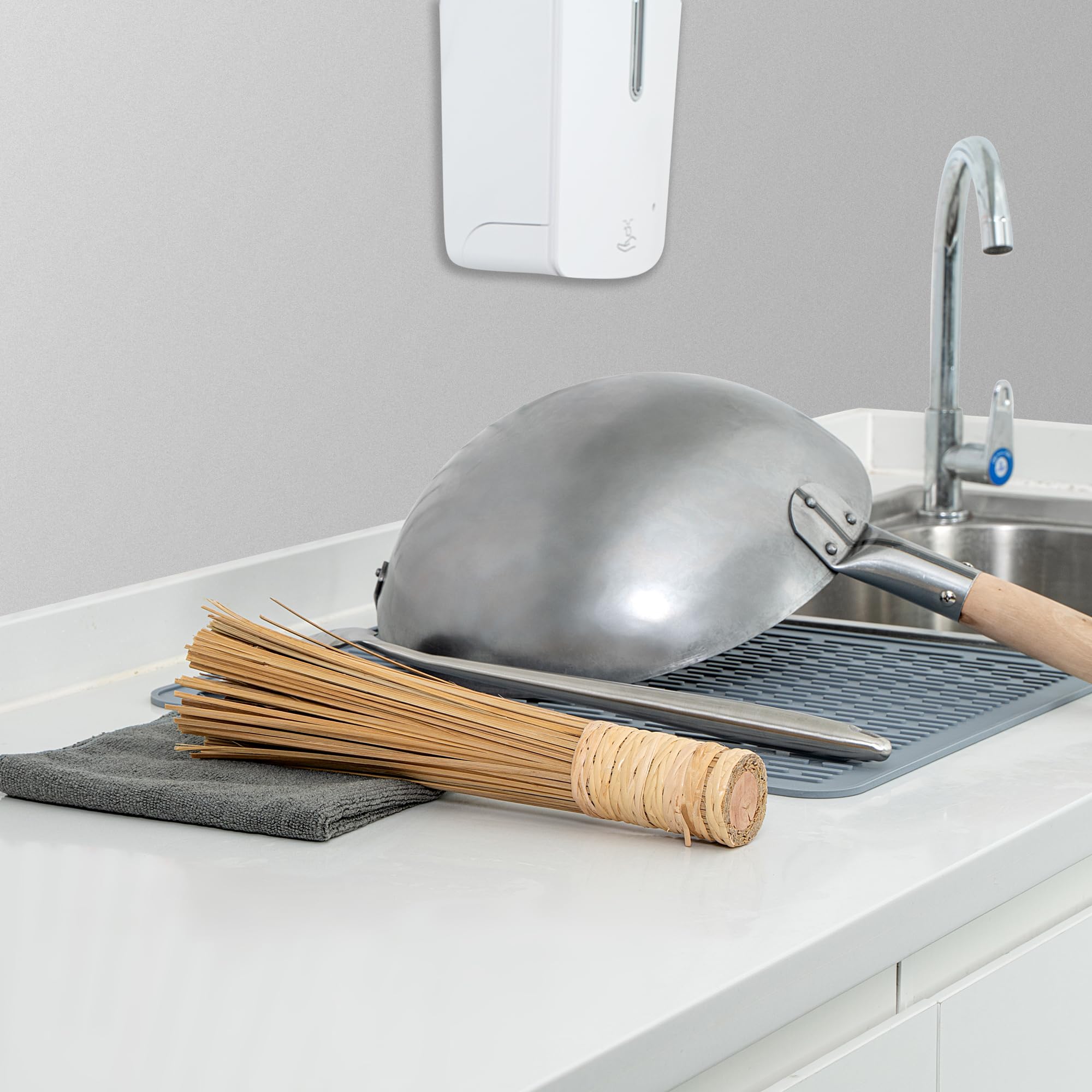 Restaurantware - Motomori - Batidor de limpieza de 11 pulgadas, 1 cepillo tradicional para wok, batidor rígido, mango ergonómico, raspador de ollas de bambú, adecuado para limpiar wok, sartenes,