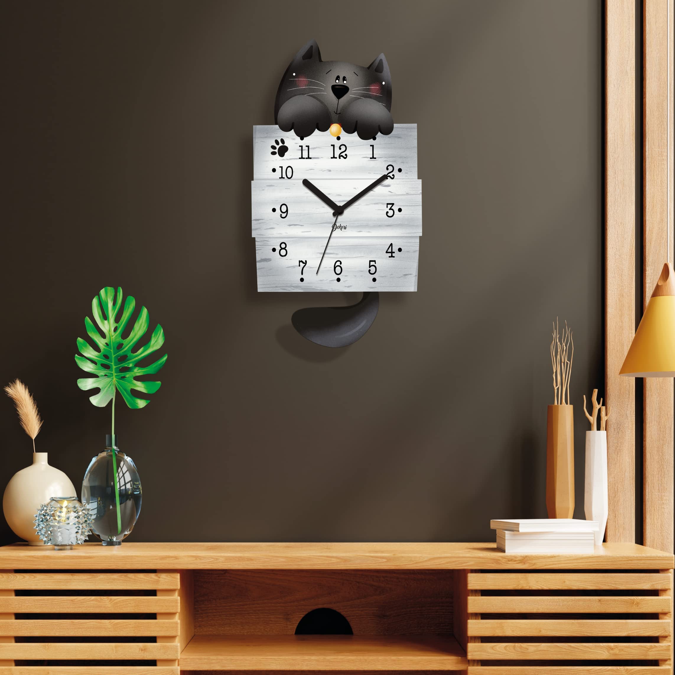 DEKORI Orologio da Parete con Pendolo – Design Gattino Nero, Silenzioso, Artigianale, in Legno per Cucina, Cameretta o Casa, 37x22 cm