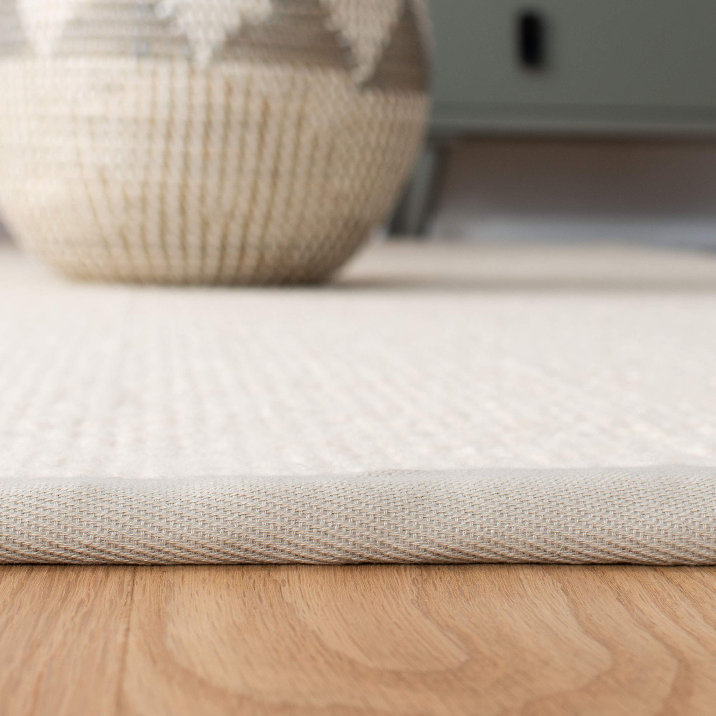 SAFAVIEH Natural Fiber Collection Accent Rug - 4' X 6', Natural & Ivory, Handmade Farmhouse Jute, Ideal For High Traffic Areas In Entryway, Living Room, Bedroom (NF110B