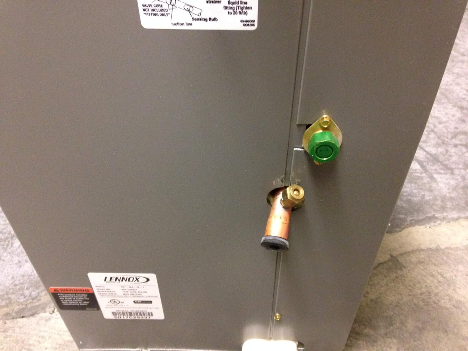 Lennox C37-38A-2F-1/15Y29 A-Coil, zbliżenie połączeń czynnika chłodniczego