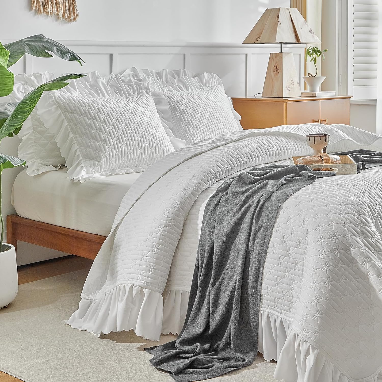 Ruffled Quilt Bedding Set Queen Size 96 * 96in - 3 Pieces Solid Shabby Chic Farmhouse Ruffles Rustic Coverlet Lightweight Fluffy Summer Oversized Bedspread with Shams for Women Men White