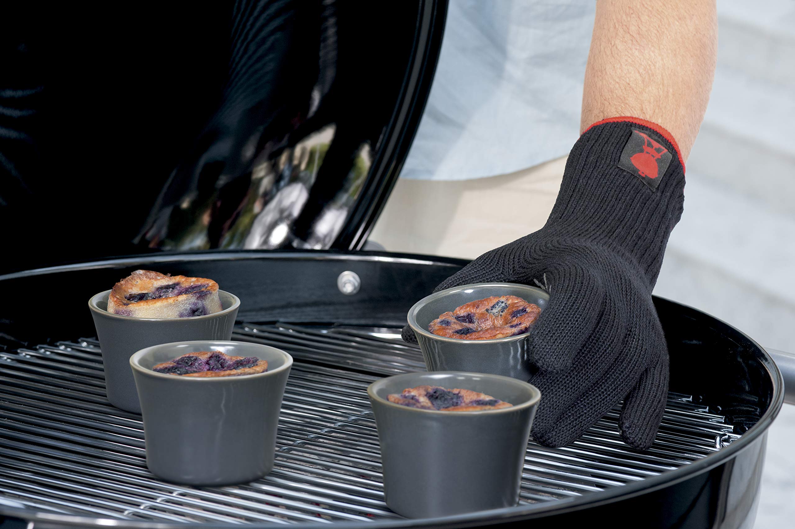Weber 6669 Premium Grillhandschuhe, Größe S/M, Silikon Grifffläche, hitzebeständig & 6474 Grillschürze, schwarz mit rotem Kettle Grill