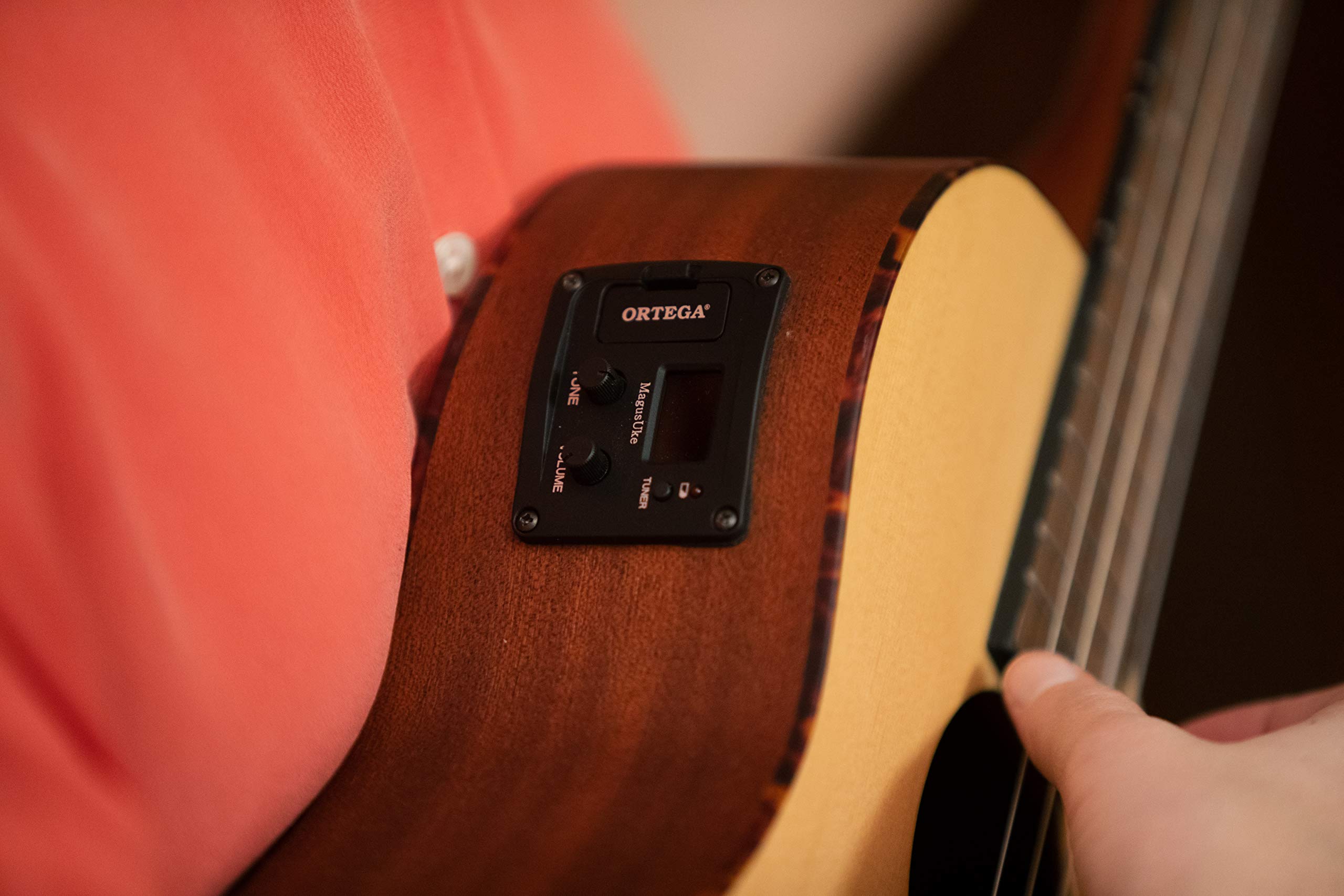 Ortega Guitars Bariton Ukulele Elektro-Akustisch – Bonfire Series – mit Cutaway – Fichte, Sapele, Natur (RU5CE-BA)