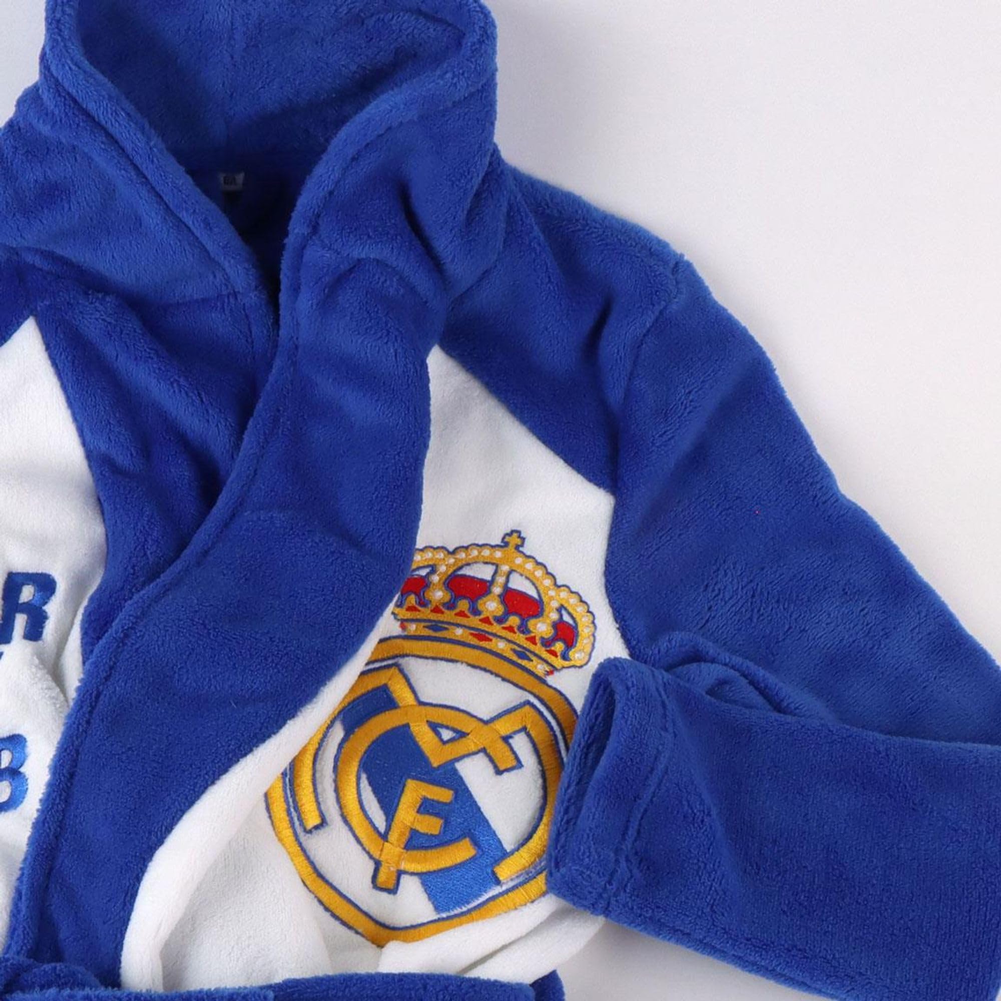 CERDÁ LIFE'S LITTLE MOMENTS Batín Coral Fleece Aplicaciones Real Madrid Niños – Bata de Casa Oficial Infantil, Diseño Exclusivo Con Escudo Maillot de bain pour enfant Real Madrid Garçon (lot de 1)