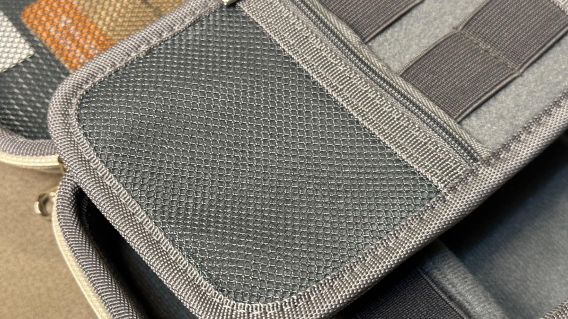 Hårt och högkvalitativt omslag.