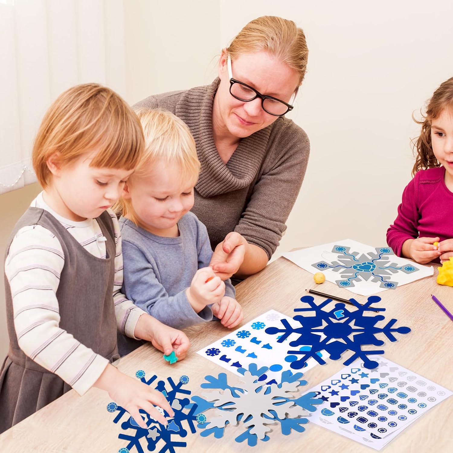 Zonon 24 Pieces Holiday Snowflake Craft Kit Winter DIY Hanging Craft Ornaments Snowflake Kit for Christmas Tree Home Activity Decorations(Blue, White)