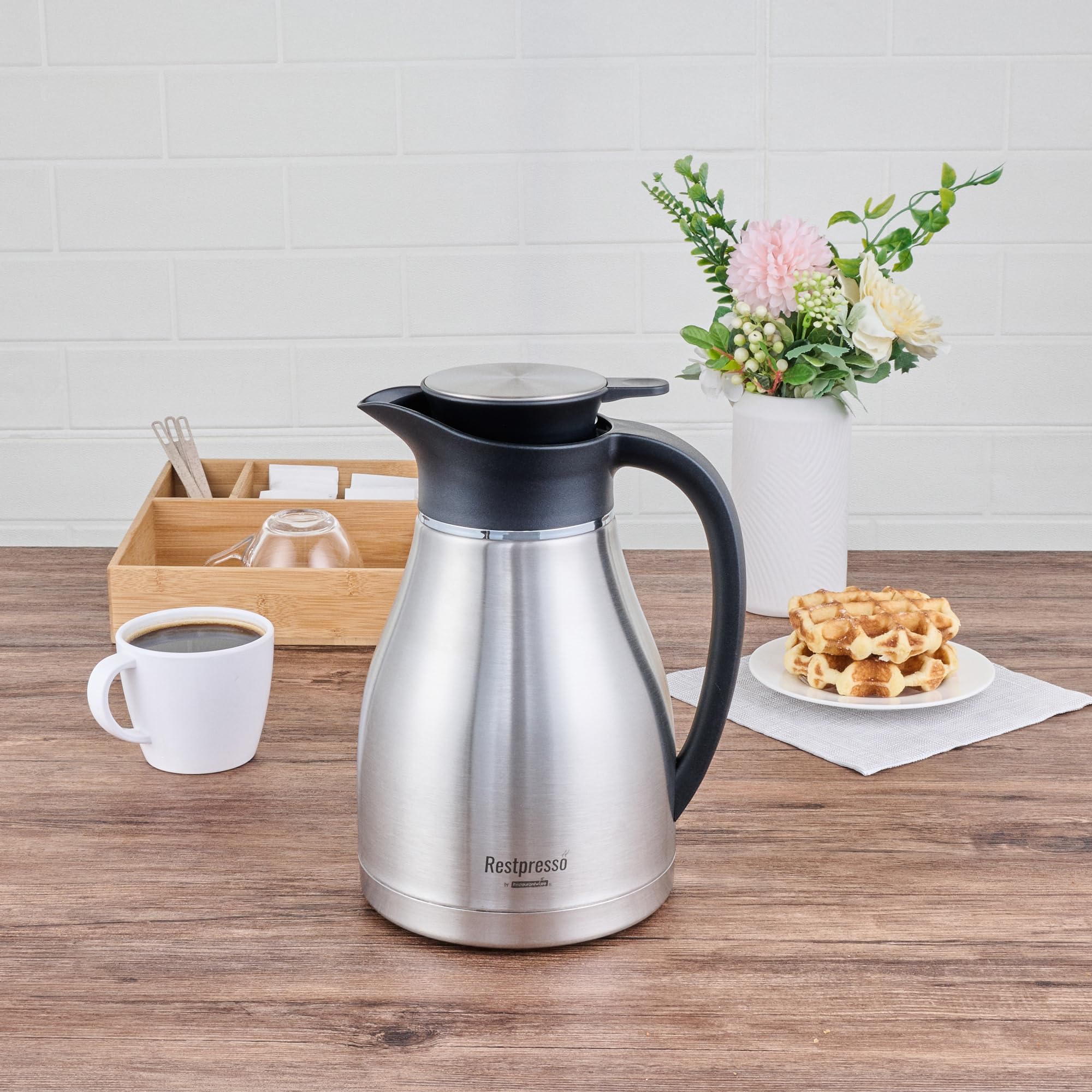 Restaurantware Restpresso - Jarra/servidor de café aislado al vacío de 67 onzas, 1 decantador de café de doble pared, botón, a prueba de fugas, dispensador de bebidas calientes de acero inoxidable