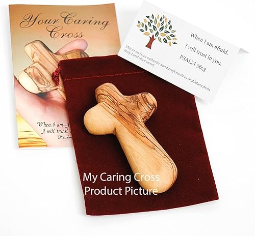 Una cruz de madera de olivo viene con bolsa de terciopelo y certificado