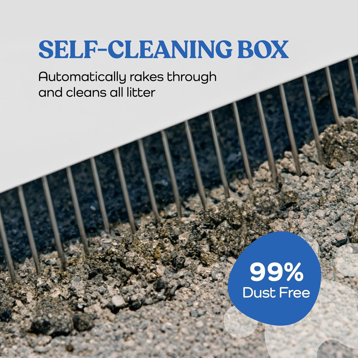 عن قرب view of the self-cleaning rake mechanism inside the litter box, sifting through litter.
