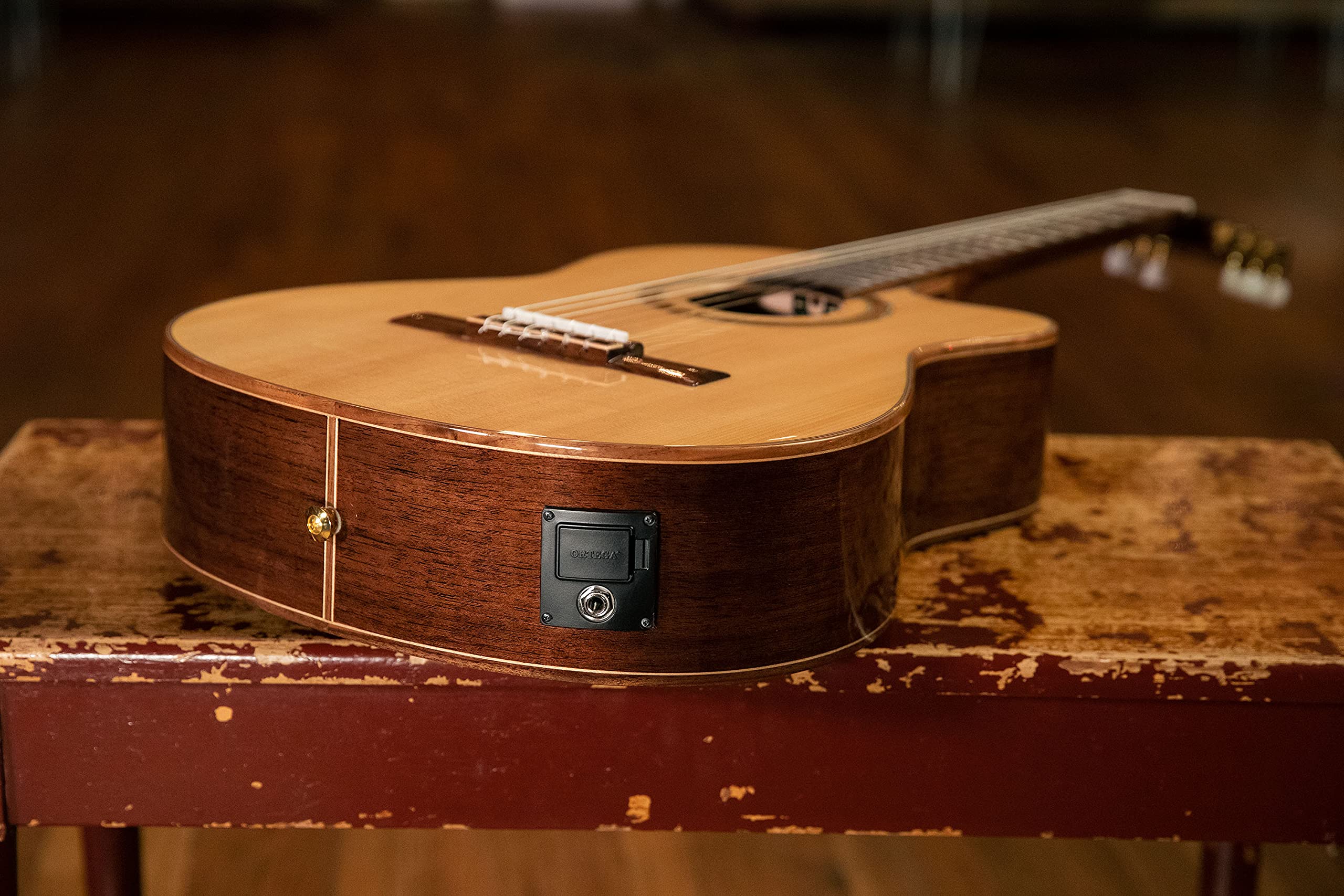 Ortega Guitars Performer Series Chitarra Acustica-Elettrica, con Corde in Nylon, 4/4M Manico Medio, con Borsa, Walmut