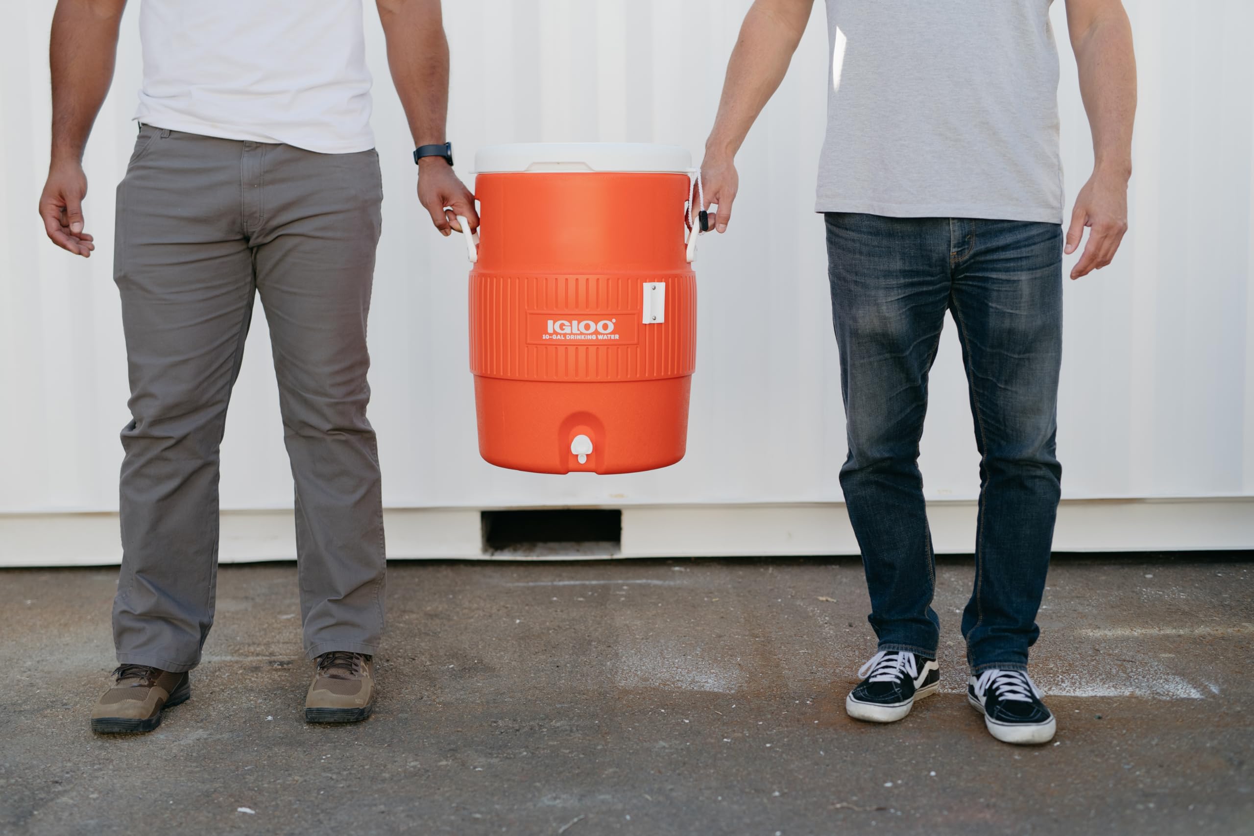 IGLOO Dispensador de Bebidas 10 Galones 37L – Contenedor Aislado con Grifo – Bidón de Agua Resistente para Obra, Deporte y Exterior con Asas