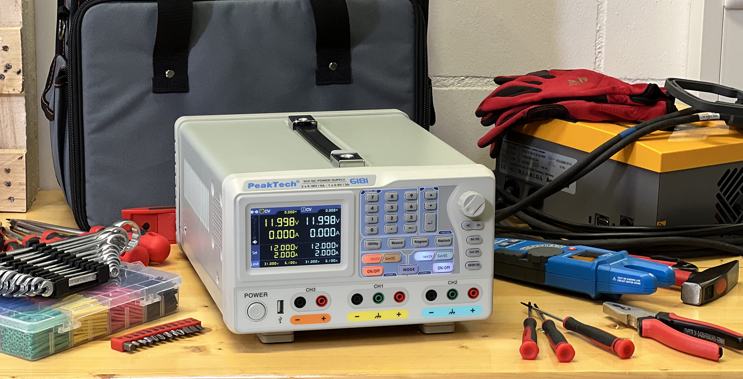 PeakTech P 6181 Alimentatore da banco a 2 canali, 0-30 V, 0-6 A, con display a colori TFT, risoluzione 1 mA e 1 mV, logger dati, rete LAN, USB, RS-232, seriale, parallelo, 15 W, 240 V