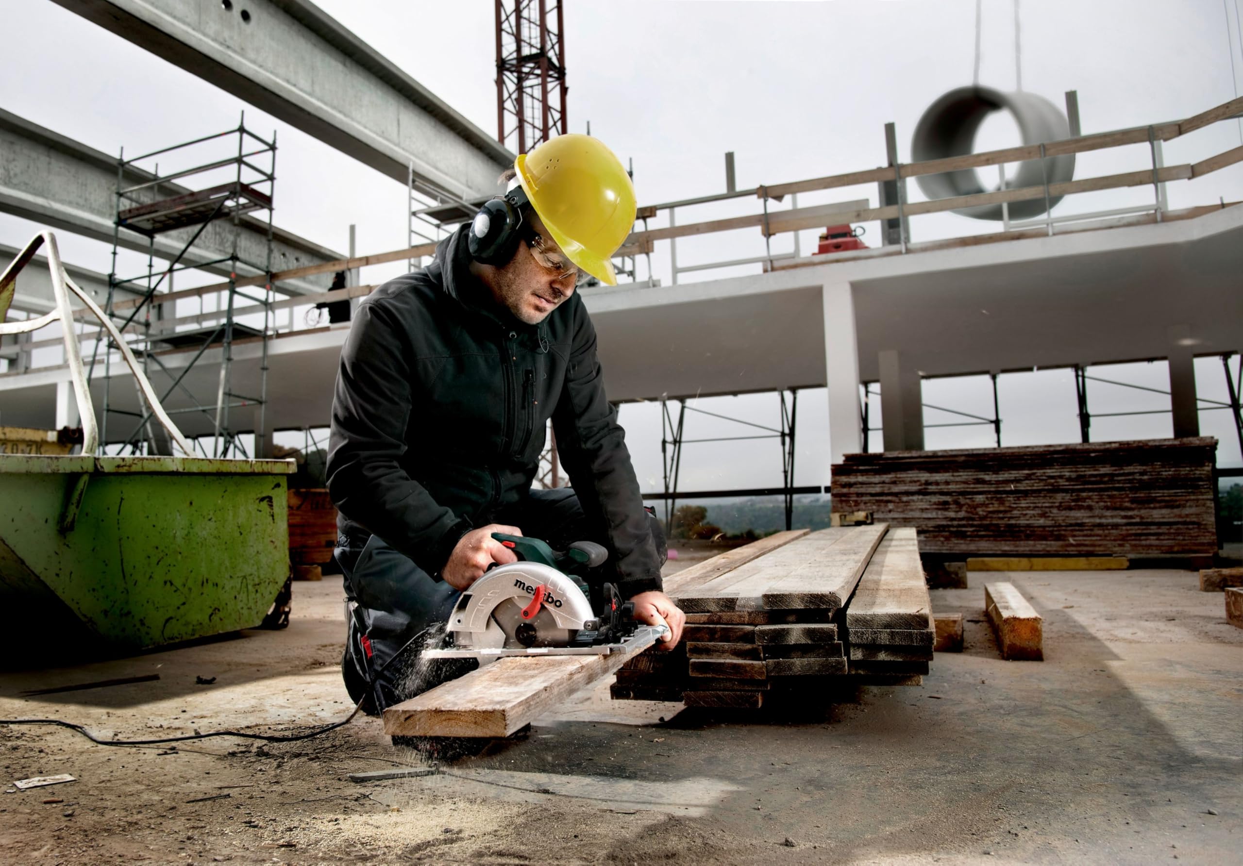 metabo KS 55 FS Handkreissäge, 1200 W Säge mit 55 mm Schnitttiefe & Zubehör | Kreissäge für Führungsschienen, 160 mm Sägeblatt, Parallelanschlag, Absaugstutzen, Sechskantschlüssel, 4 m Kabel