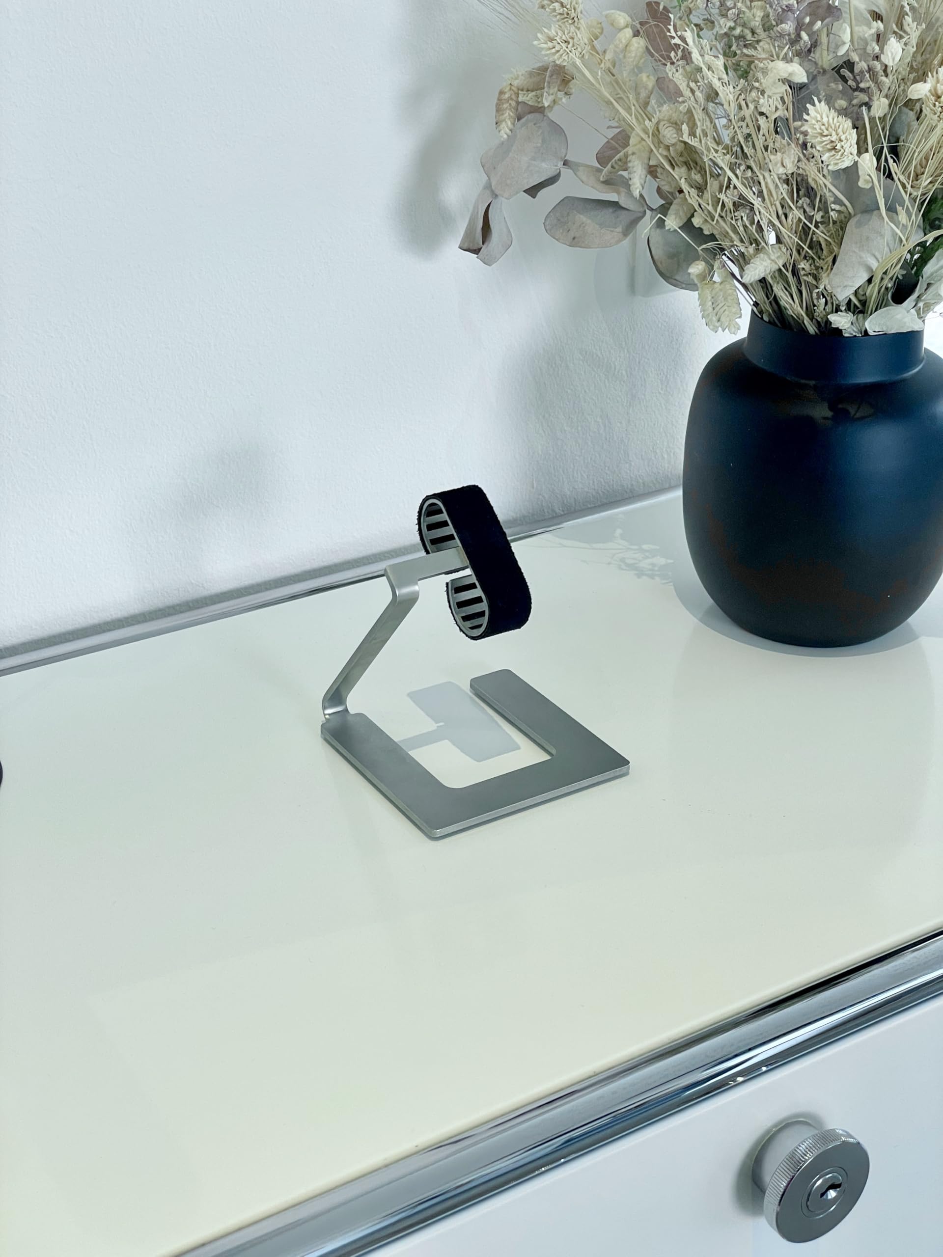 UNO – Soporte para relojes de acero inoxidable | Ajustable, minimalista y elegante | Base de exhibición con cojín de cuero genuino