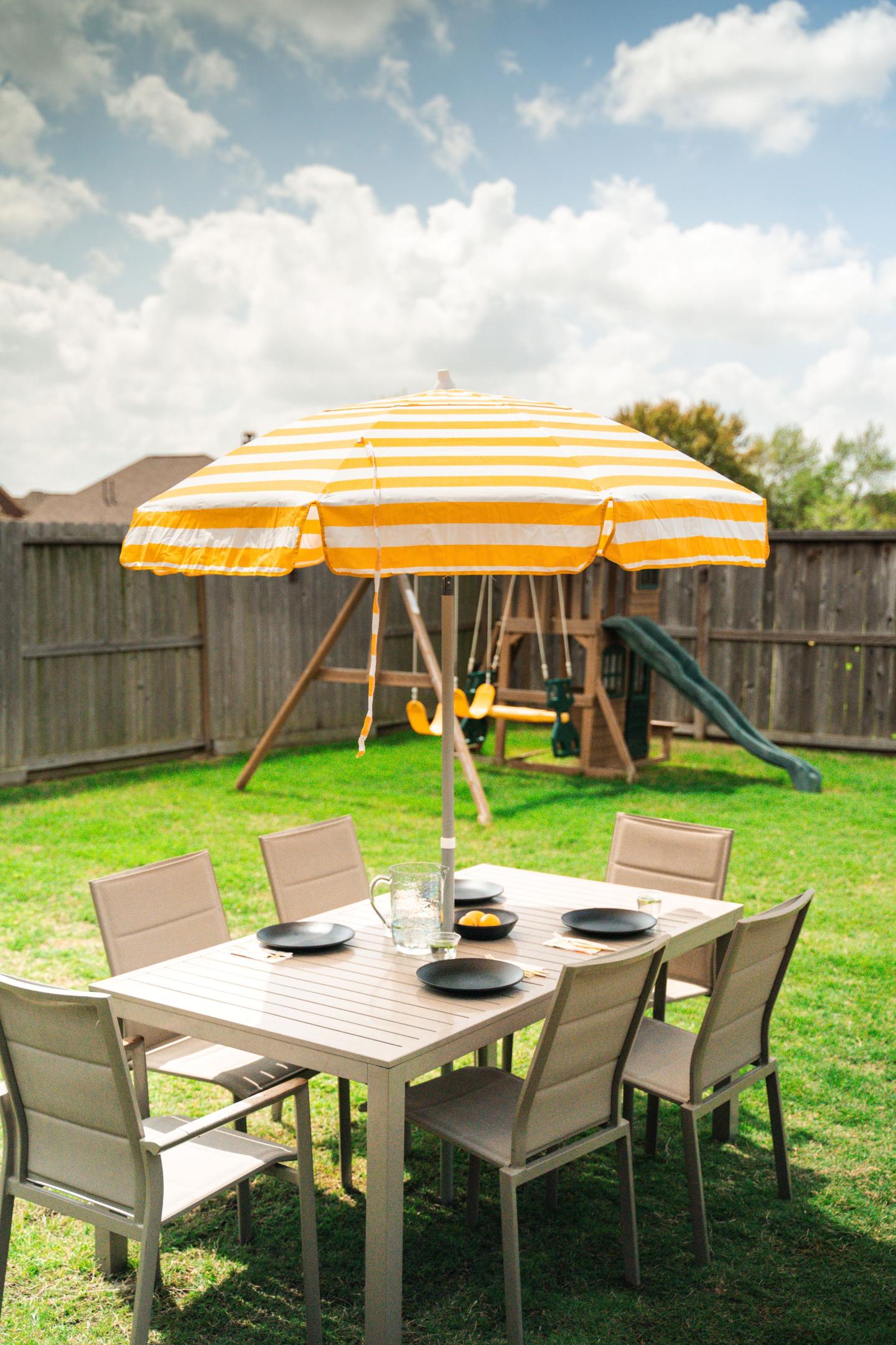 Heininger 1390 DestinationGear Italian Jade Green and White 6' Acrylic Striped Patio Pole Umbrella : Clothing, Shoes & Jewelry