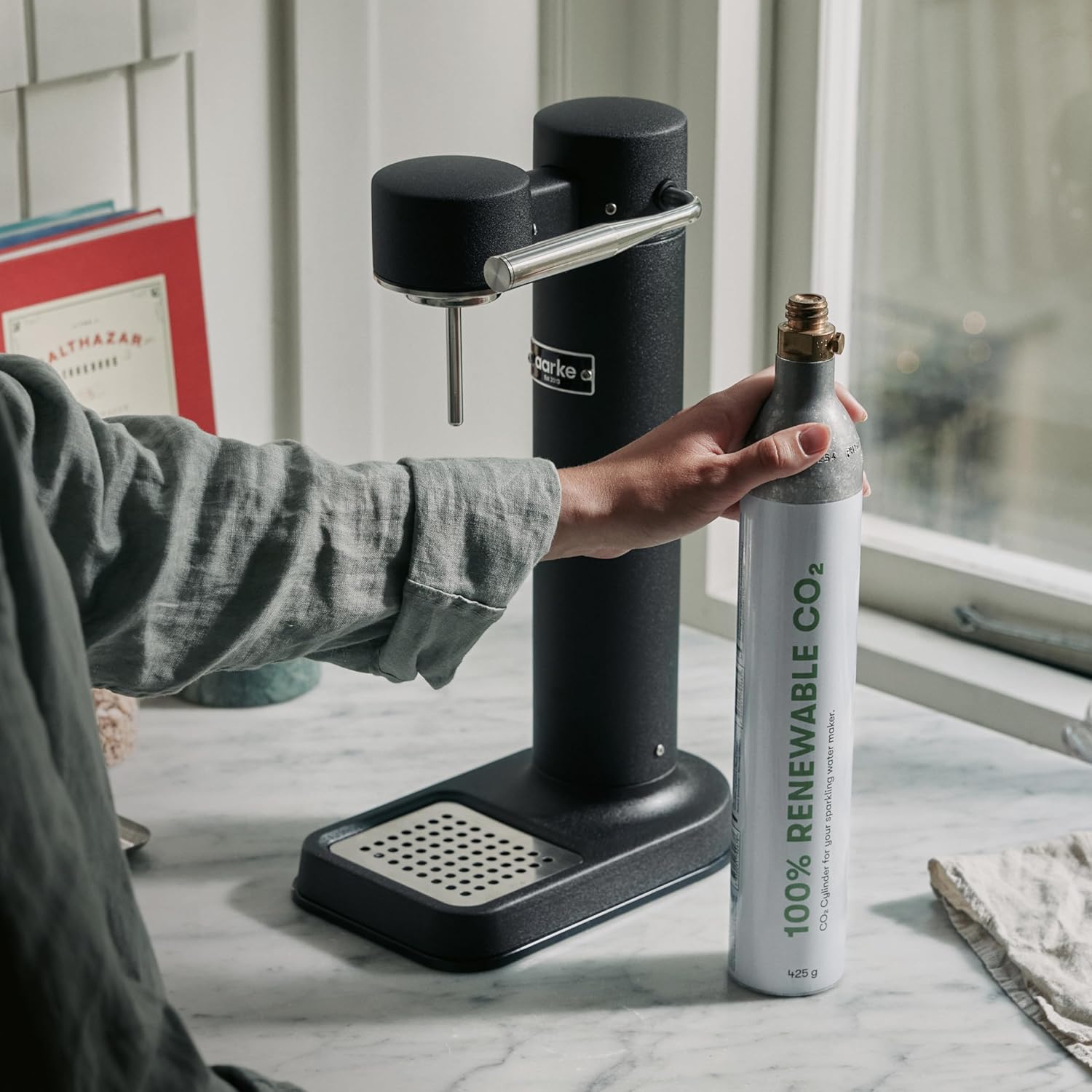 Aarke Carbonator lll with CO2 Cylinder, Sparkling & Carbonation Water Machine, Stainless Steel with PET BPA-Free Reusable Bottle Volume 1L/34 fl oz (Matte Black) - Image 4