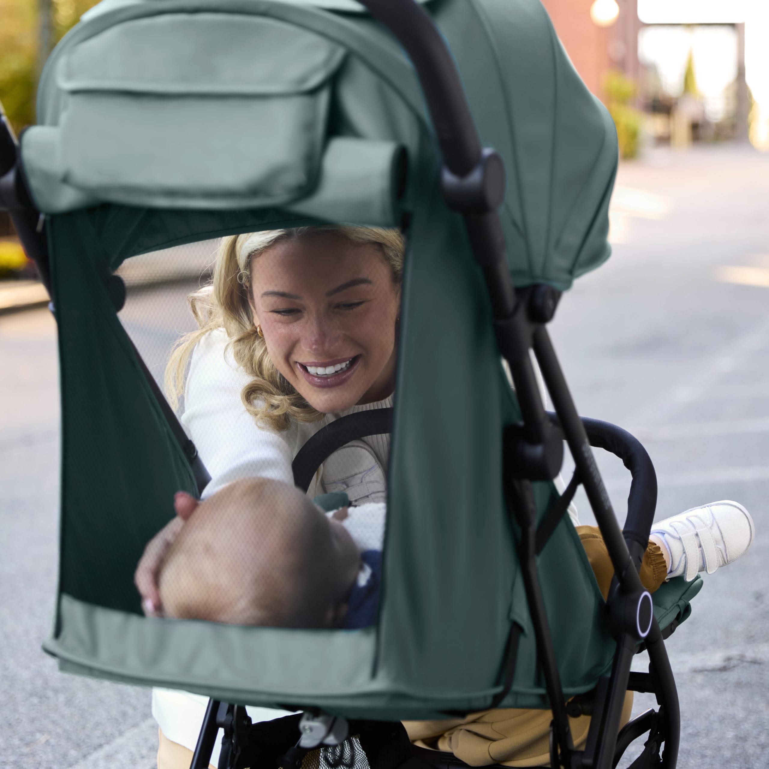 Ingenuity Travelmate Pro - Passeggino da viaggio leggero 3D con bordo pieghevole Buddy Board, compatibile con pattumiera, pronto per il seggiolino auto, pieghevole con una sola mano, protettivo