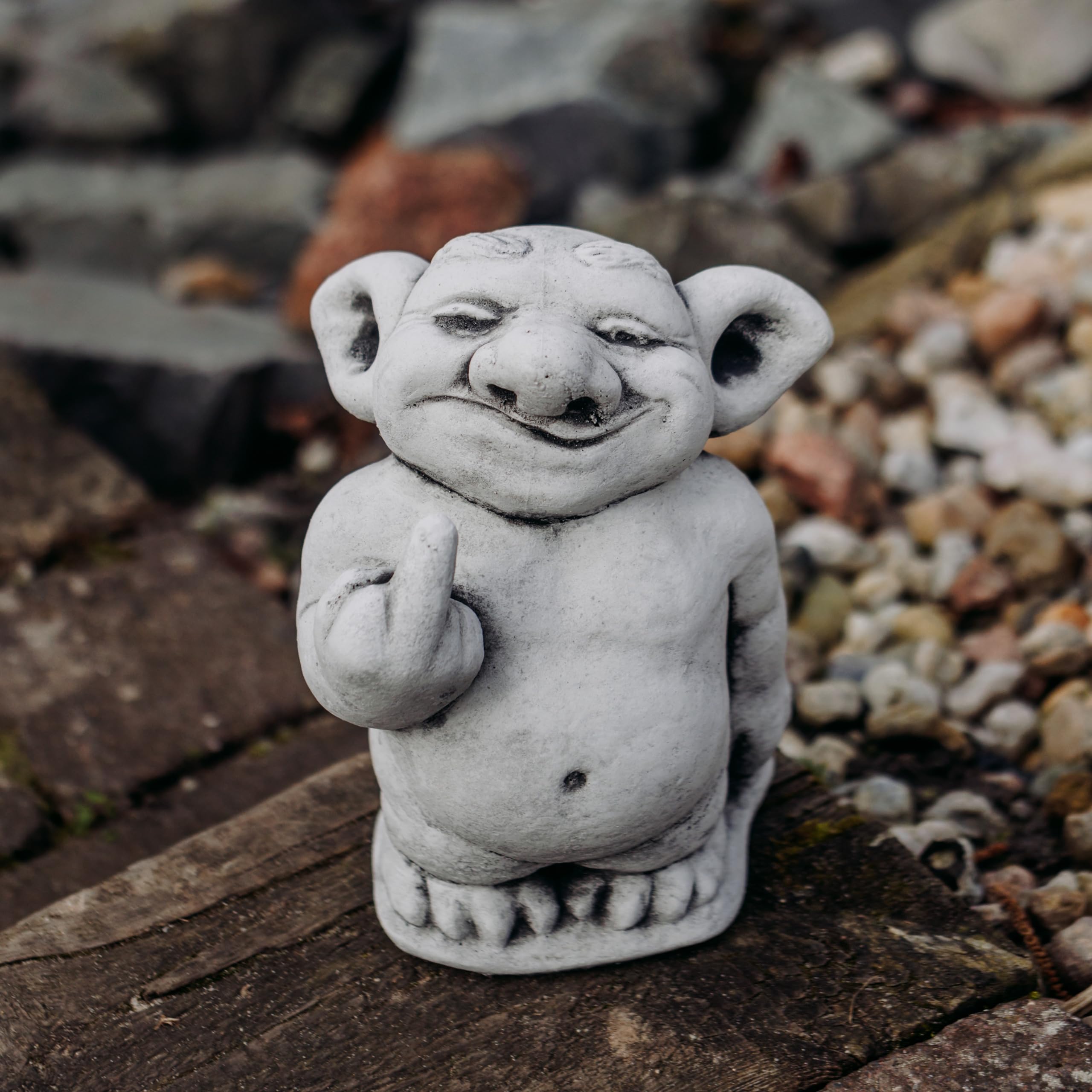 gartendekoparadies.de Massive Steinfigur lustiger Troll Mittelfinger Stinkefinger, 24 cm, Grau, 6 kg aus Steinguss frostsicher