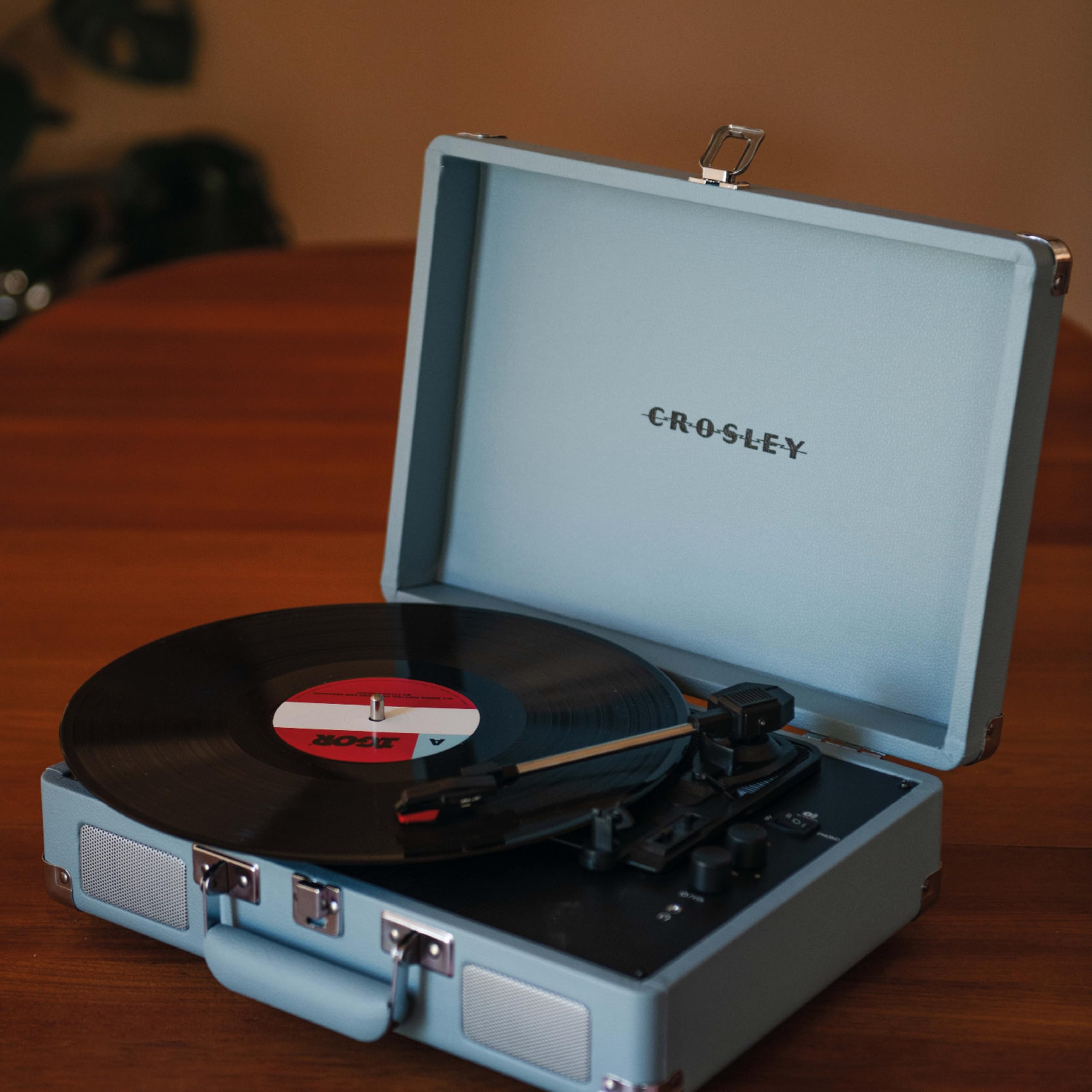 Crosley Cruiser Plus - Giradischi portatile Bluetooth, lettore vinile valigia a 3 velocità, giradischi per la casa per dischi in vinile, altoparlanti stereo integrati, ricevitore Bluetooth, ingresso