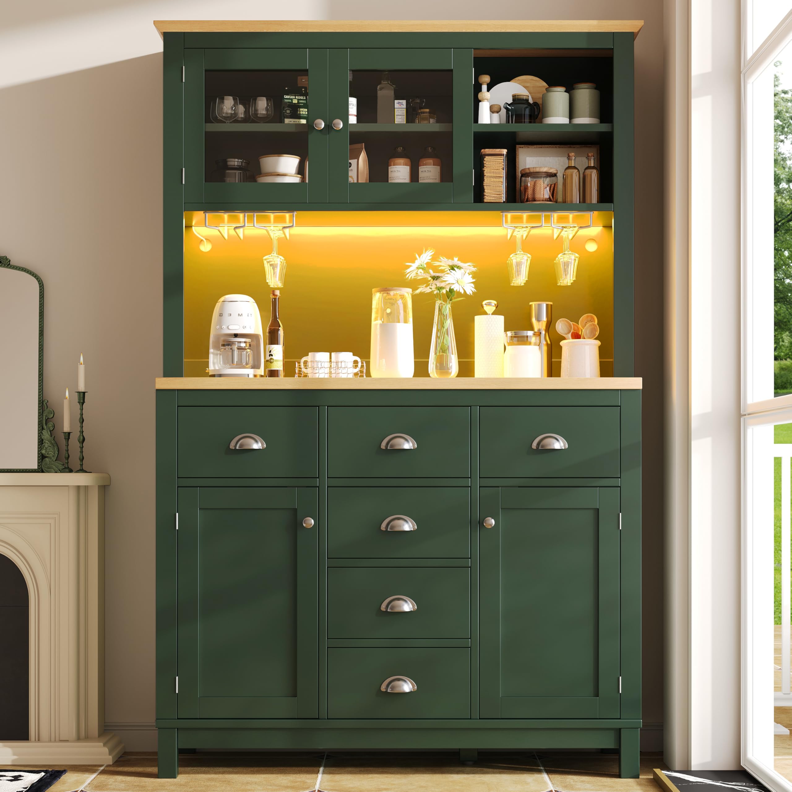 Credenza laterale/Armadietto/Armadietto da cucina/Buffet, 104 x 40 x 180 cm, stile country, 4 ante, con striscia luminosa a LED e portabevande, verde.