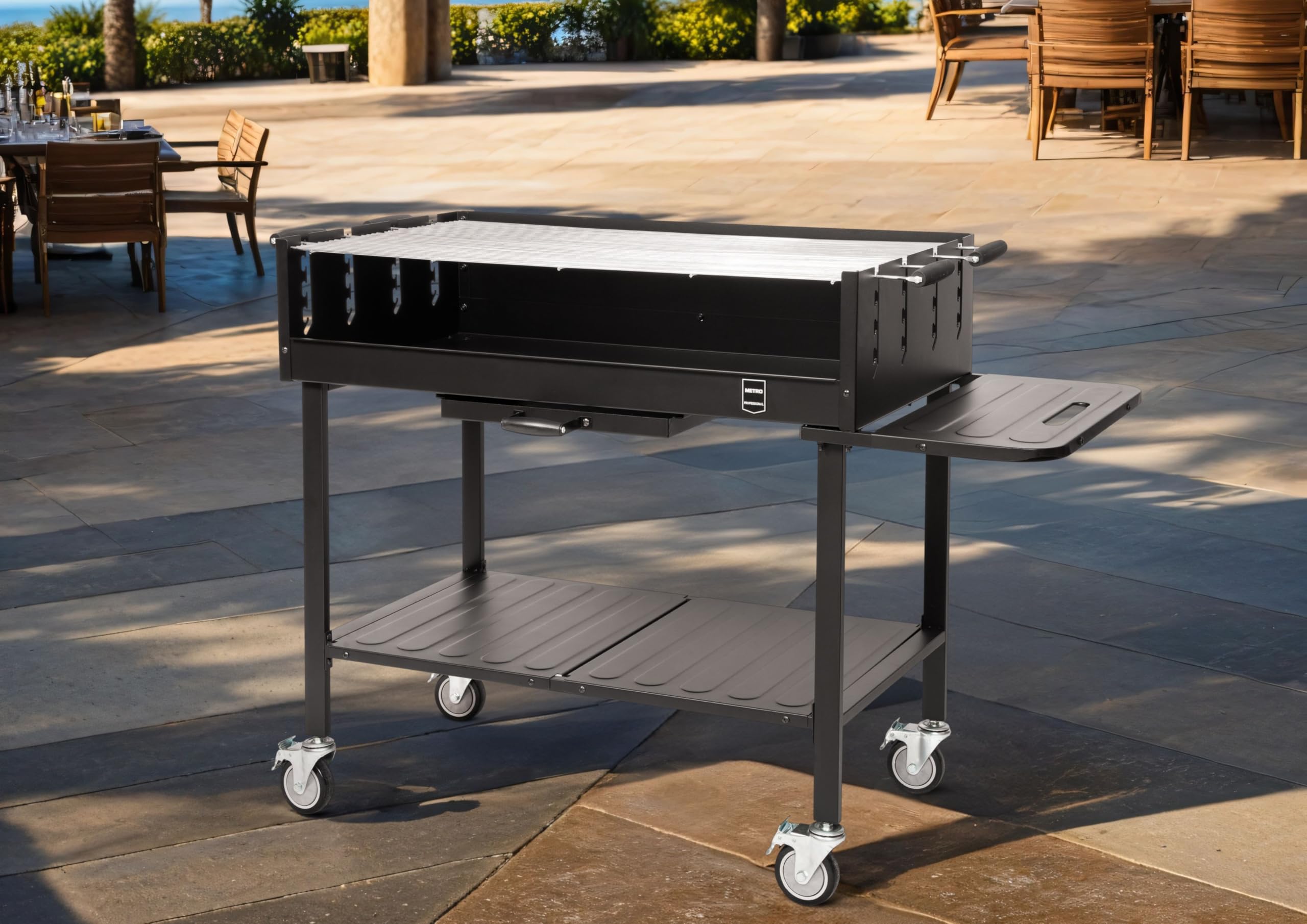 METRO Professional Barbecue DELUXE au charbon de bois sur roulettes, 137 x 68 x 94 cm, housse de protection et tablette, acier/inox, noir