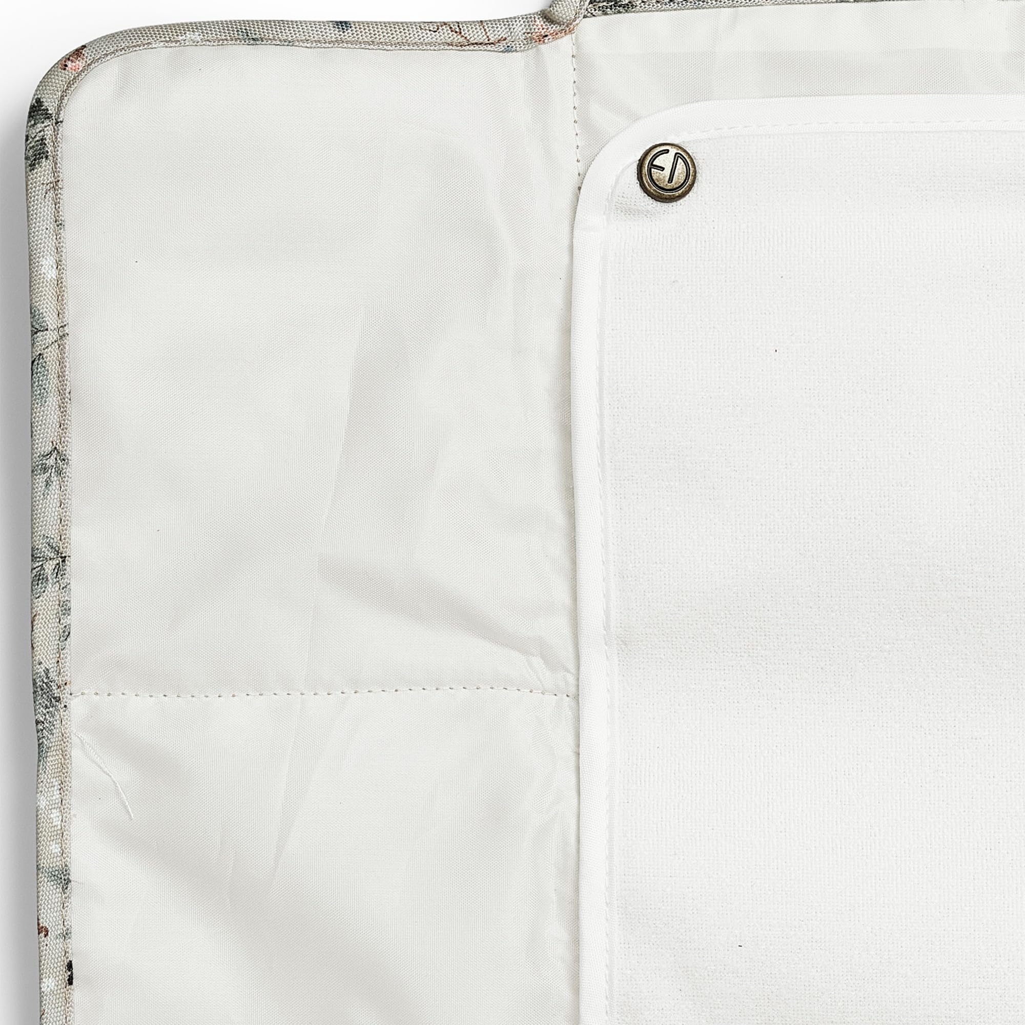 Elodie Details Cambiador Bebé Portátil Recién Nacido – Plegable Acolchado Ligero Compacto con 2 Fundas Rizo Lavables, Bolsillo & Muñequera Desmontable, Cambio Pañal Viaje 87x51 cm, Fairytale Forest