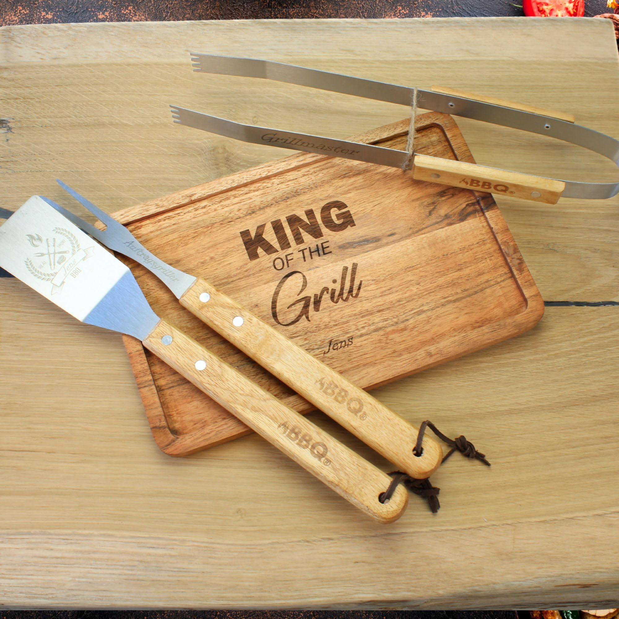 Grill-Set mit Gravur Edelstahl – BBQ Geschenkset OPTIONAL mit Akazienbrett – Grillzubehör für Männer Vater Geburtstag Opa Freund Vatertag (Set 4)