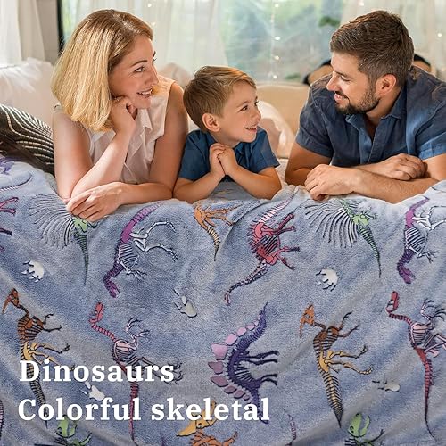 Vista 29 de Regalos de dinosaurios juguetes para niños y niñas, manta de dinosaurio que brilla en la oscuridad, regalos de cumpleaños para niños pequeños