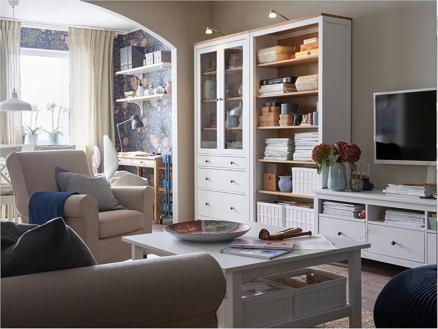 이케아 헴네스 책장이 방 안의 더 큰 가구 배치 중 하나로 사용된 모습을 보여줍니다.asin다재다능함.