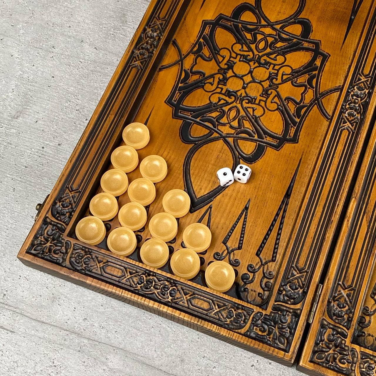Backgammon aus Eschenholz – Davidstern Gravur – 48×23 cm – Handgefertigtes Set mit Epoxid-Spielsteinen – Geschenkidee für Kenner „Davidstern“ (2 Design)