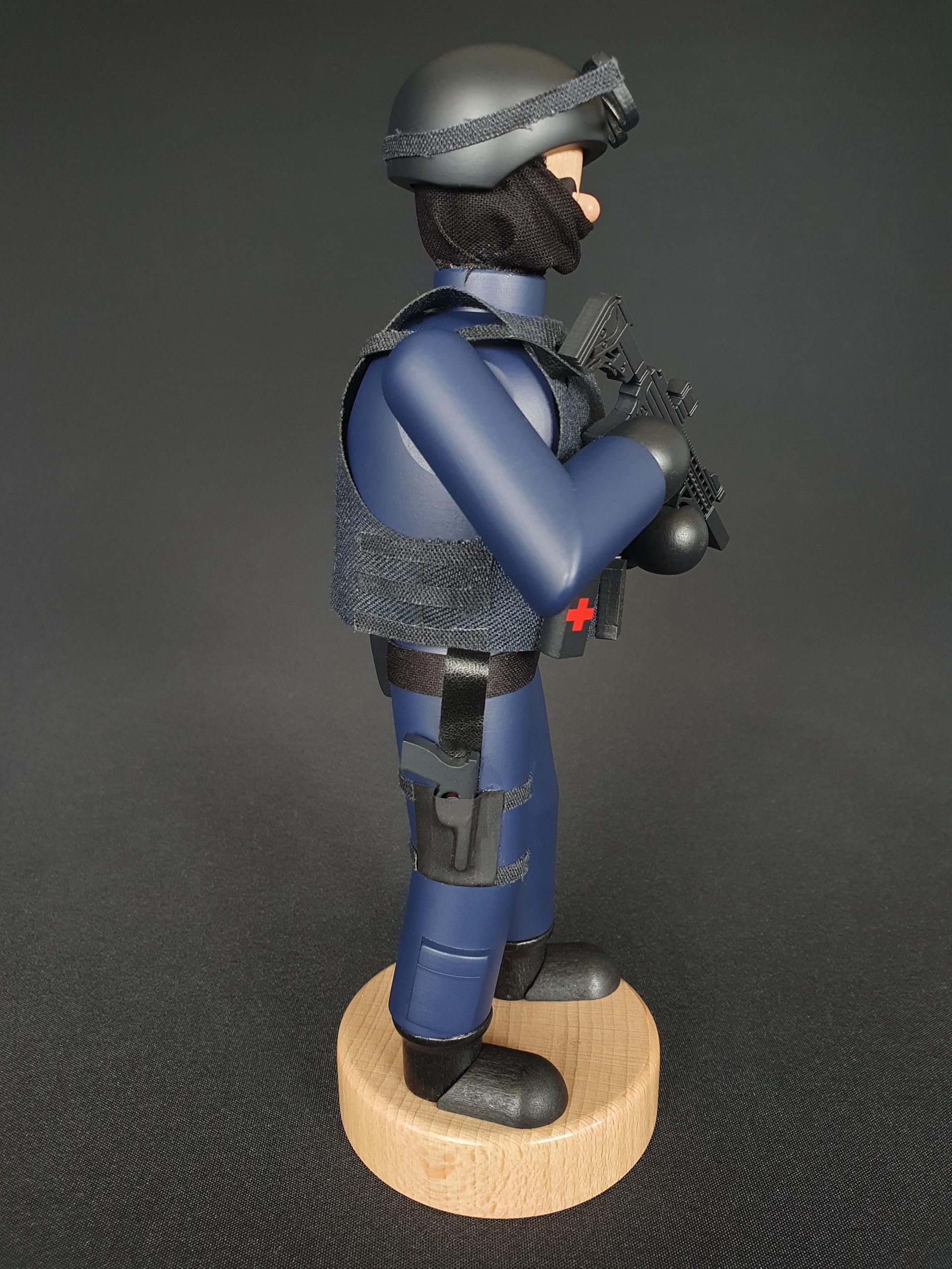 Räuchermännchen Polizist in Schutzausrüstung, 24 cm, Original Erzgebirge