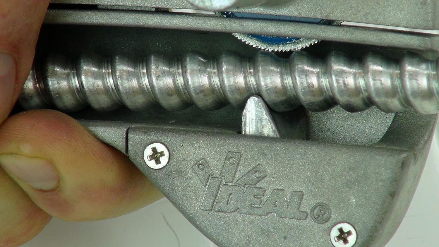 IDEAL Electrical 35-782 Sir Nickless Armored Cable Cutter - Metal Rotary Cable Cutter with Handle Knob. Power Tools and Accessories