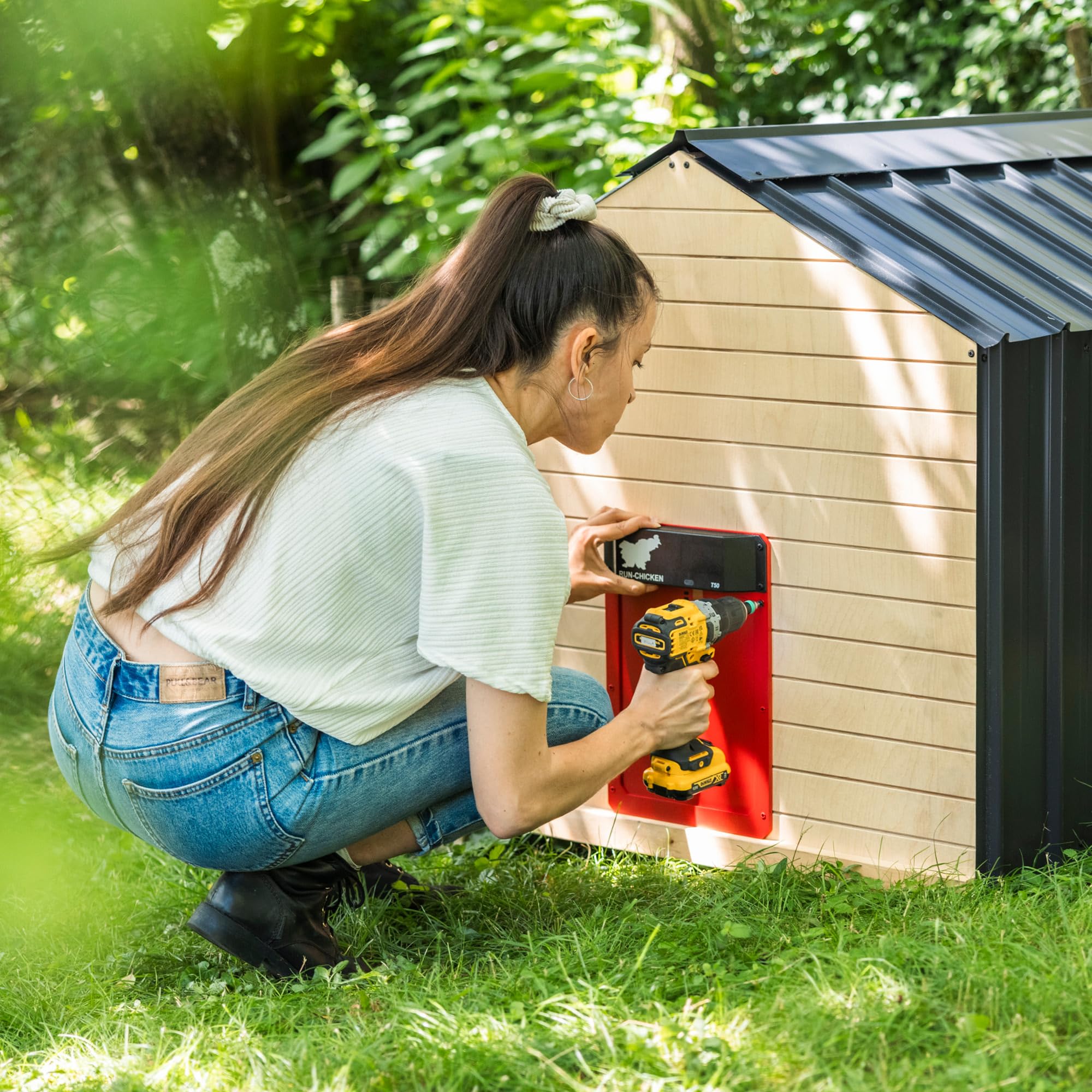 RUN-CHICKEN Porta T50 – sportello automatico per polli in alluminio, funziona a batteria e resistente agli agenti atmosferici, controllo tramite app e timer, sicuro dai predatori, installazione