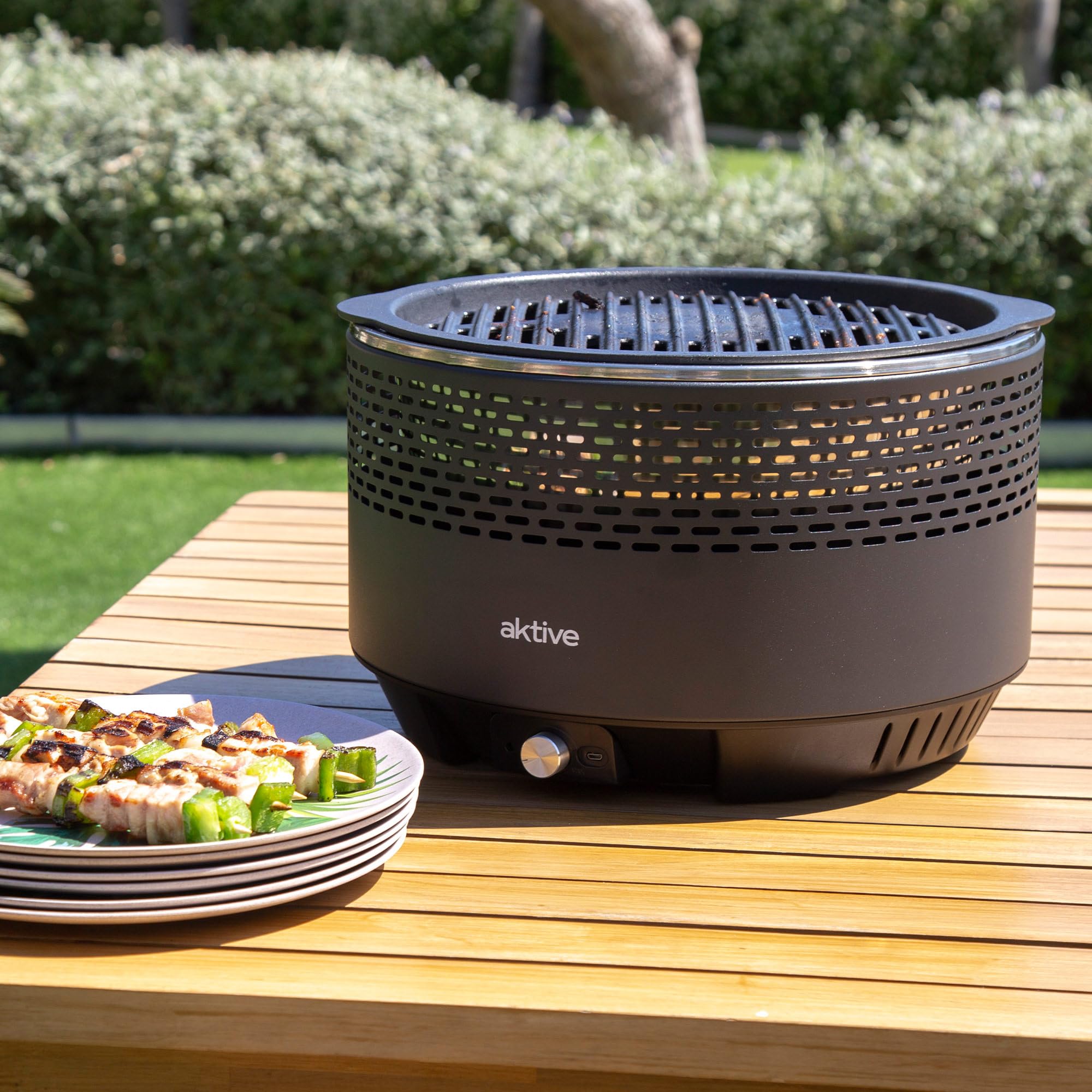 Aktive 63002 - Barbecue portatile a carbonella ricaricabile senza fumo con batterie Nero, Antigoccia, Misure Ø34x22cm, Include borsa di trasporto, Cuoce all'interno, Grill